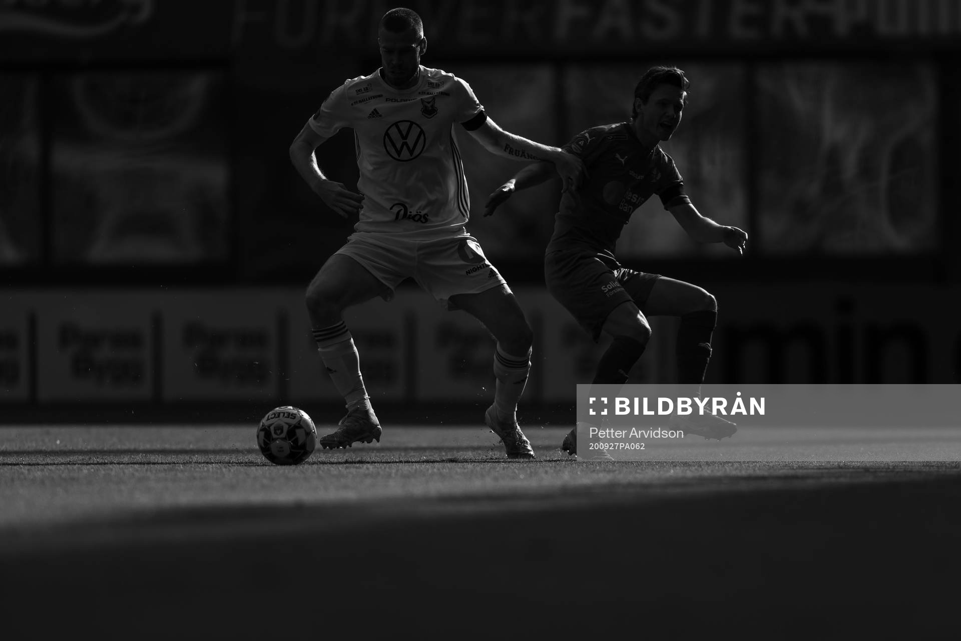 Östersunds Thomas Isherwood och Helsingborgs Max Svensson under fotbollsmatchen i Allsvenskan mellan Helsingborg och Östersund den 27 september 2020 i Helsingborg.
