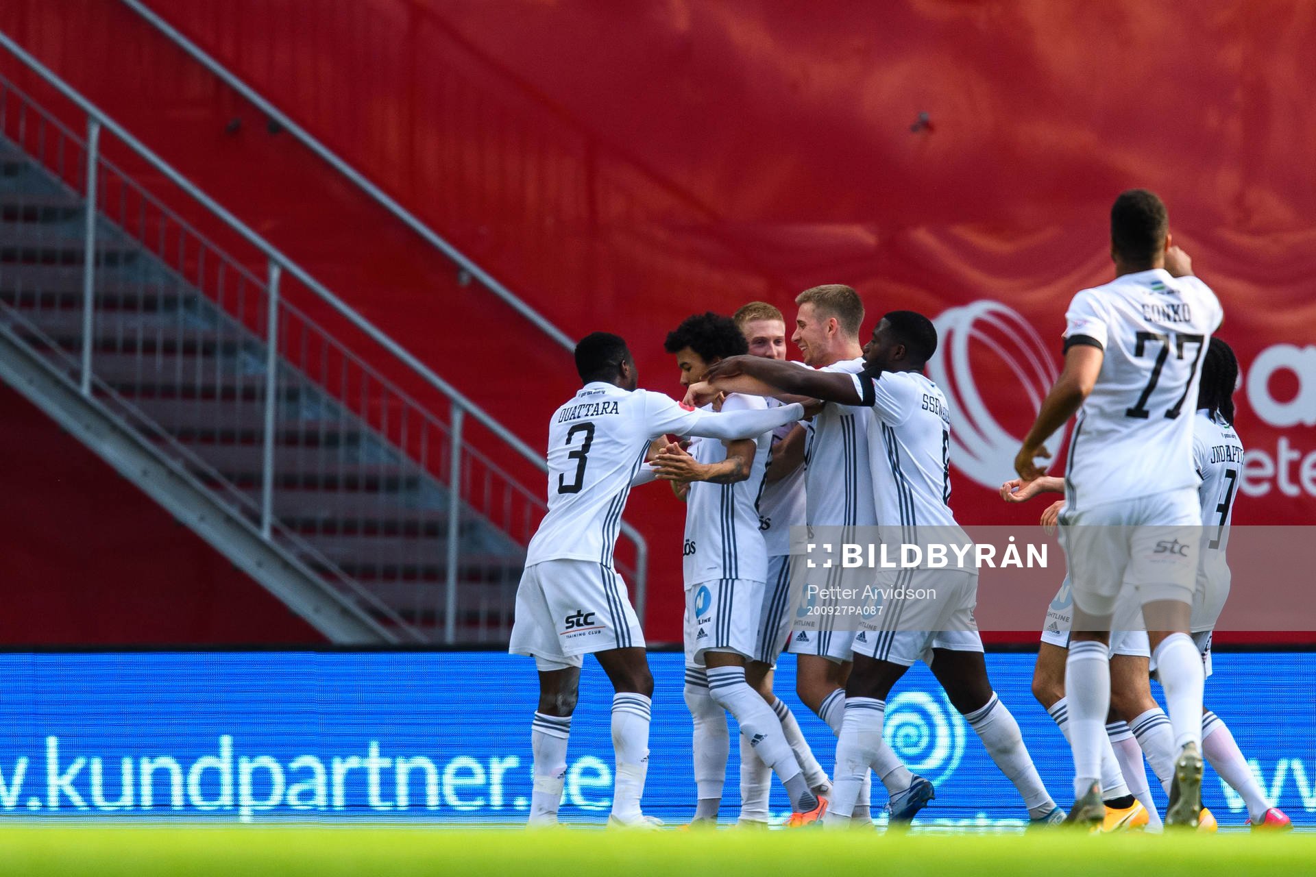 Östersunds Jerell Sellars jublar med lagkamrater