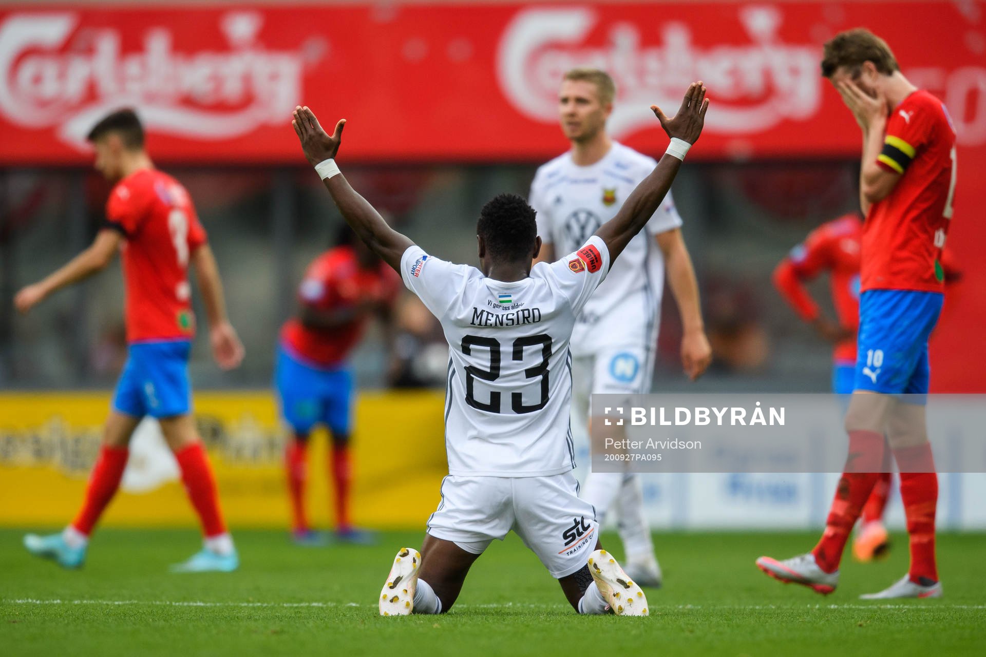 Östersunds Sam Mensiro jublar