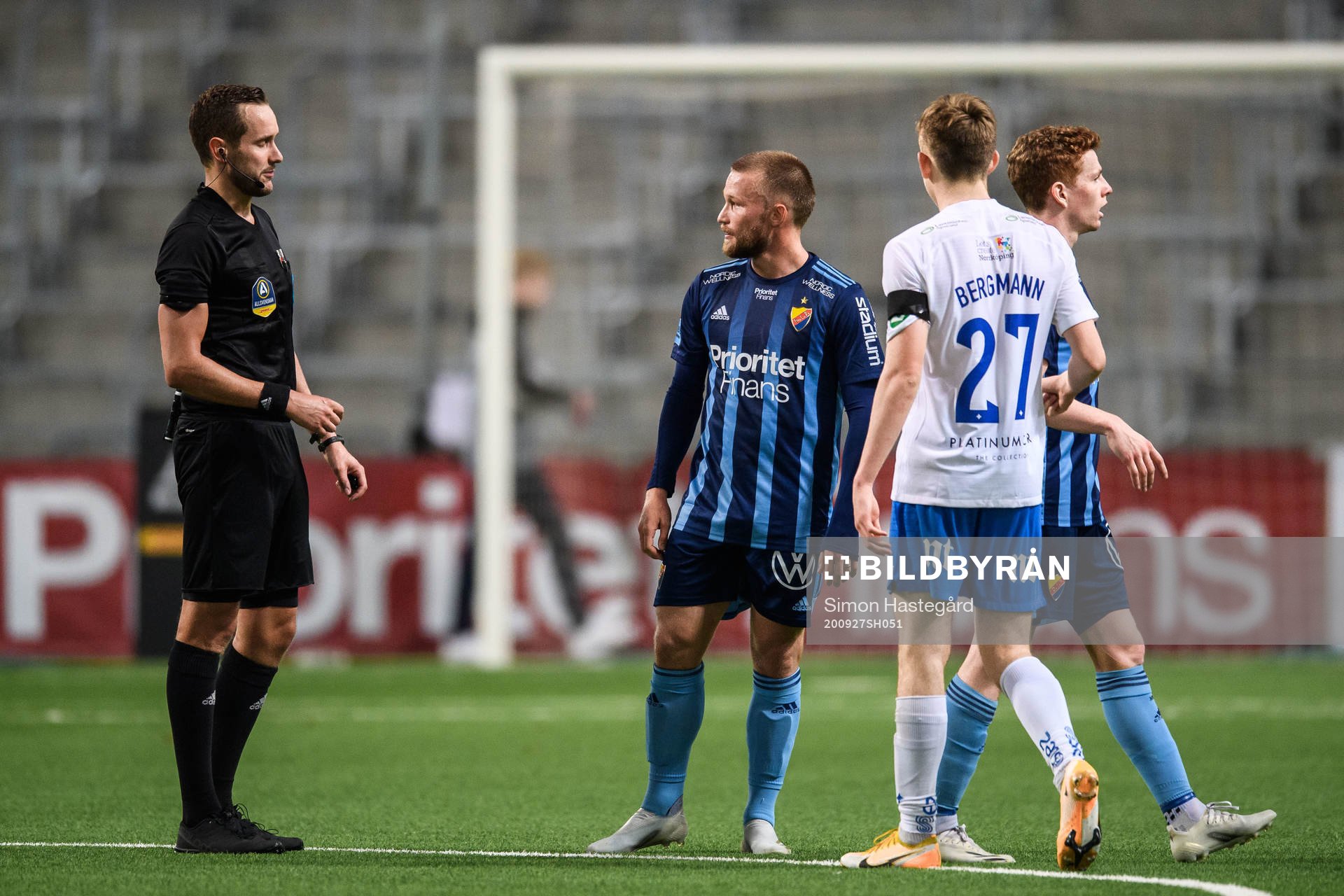 Djurgårdens Nicklas Bärkroth i samtal med domare Victor