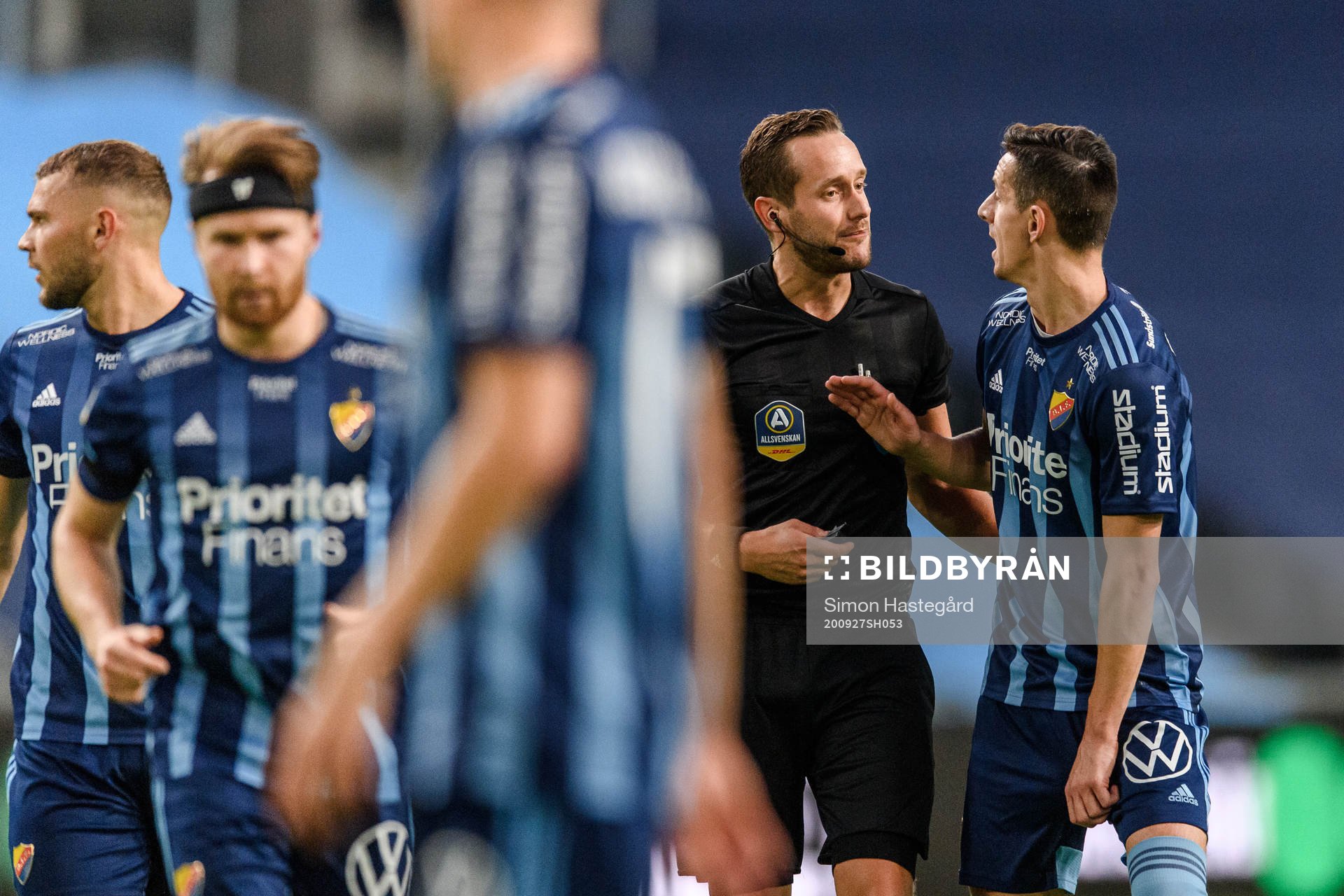 Djurgårdens Haris Radetinac i samtal med domare Victor Wolf under fotbollsmatchen i Allsvenskan mellan Djurgården och IFK Norrköping den 27 september 2020 i Stockholm.