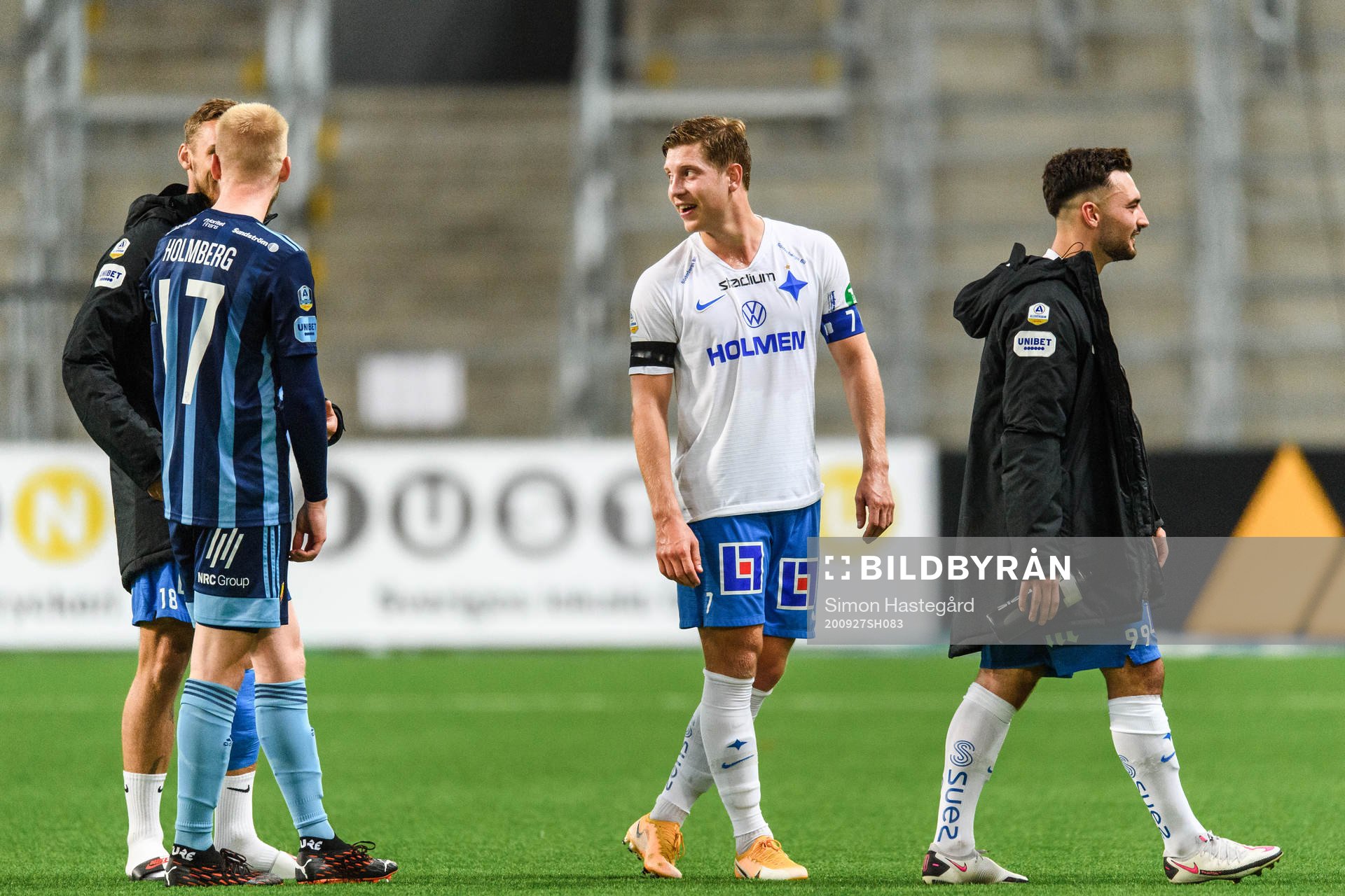 Djurgårdens Kalle Holmberg tillsammans med IFK Norrköpings Linus Wahlqvist, Alexander Fransson och Sead Haksabanovic under fotbollsmatchen i Allsvenskan mellan Djurgården och IFK Norrköping den 27 september 2020 i Stockholm.