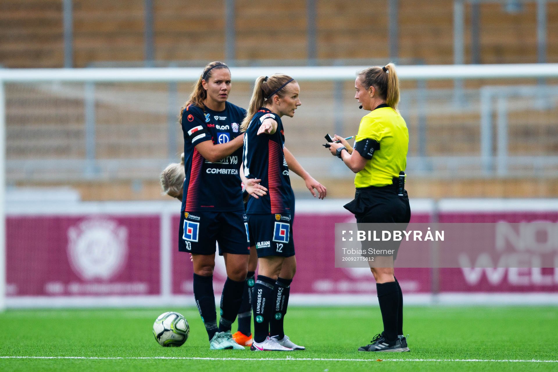 Domare Sandra Almkvist och Linköpings Petra Johansson
