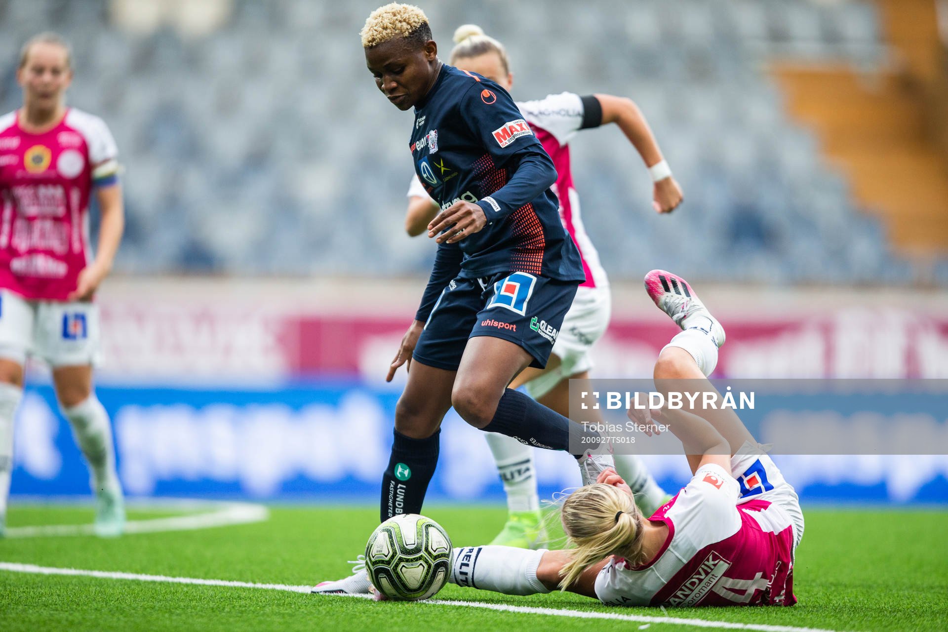 Linköpings Uchenna Grace Kanu och Uppsalas Sara Olai under fotbollsmatchen i Damallsvenskan mellan Uppsala och Linköping den 27 september 2020 i Uppsala.