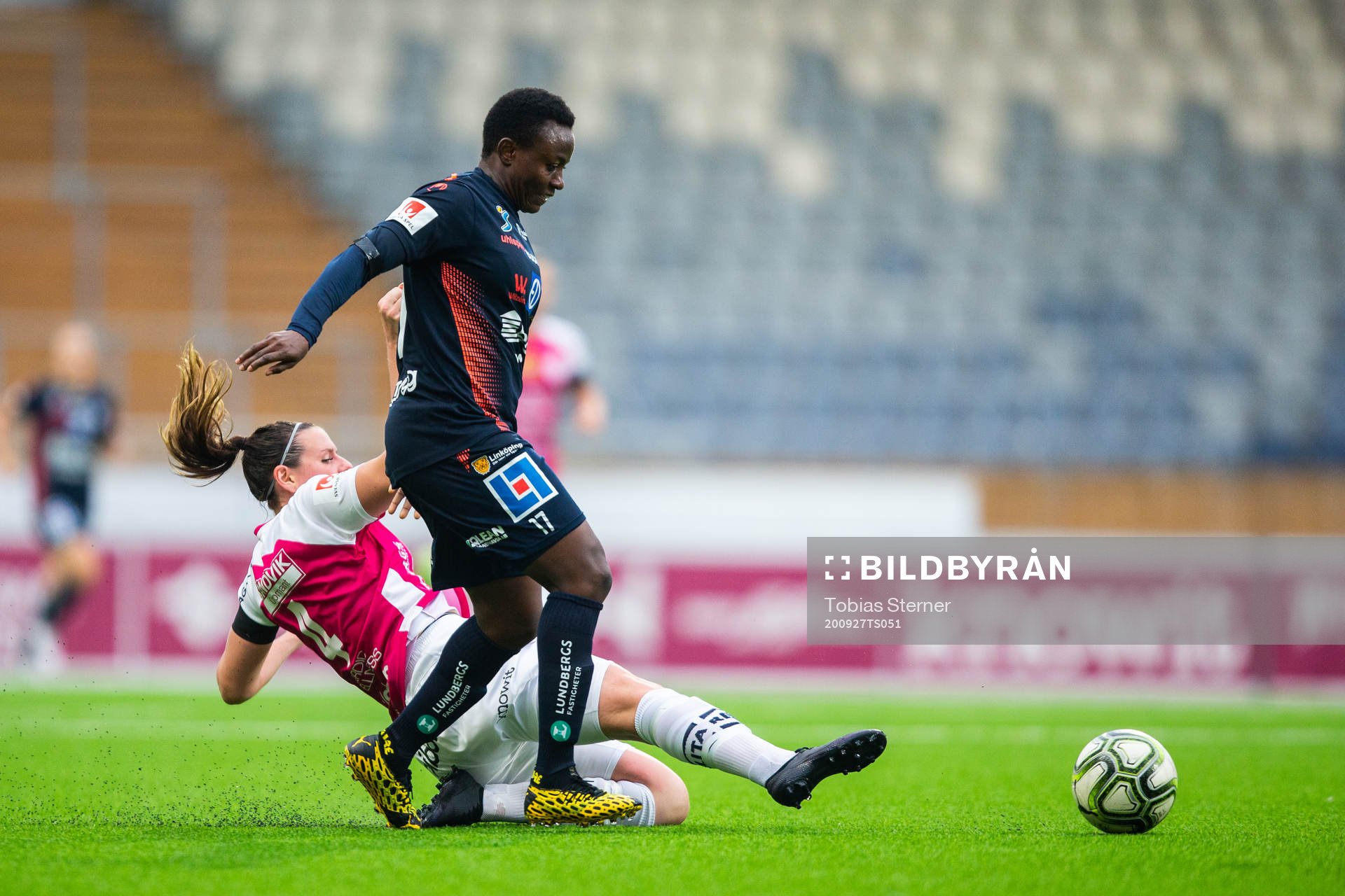 Uppsalas Sofia From och Linköpings Orji Ebere under fotbollsmatchen i Damallsvenskan mellan Uppsala och Linköping den 27 september 2020 i Uppsala.