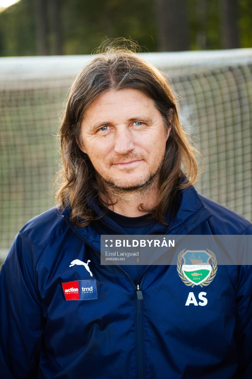 Tränare Agim Sopi innan en träning med Österlen FF