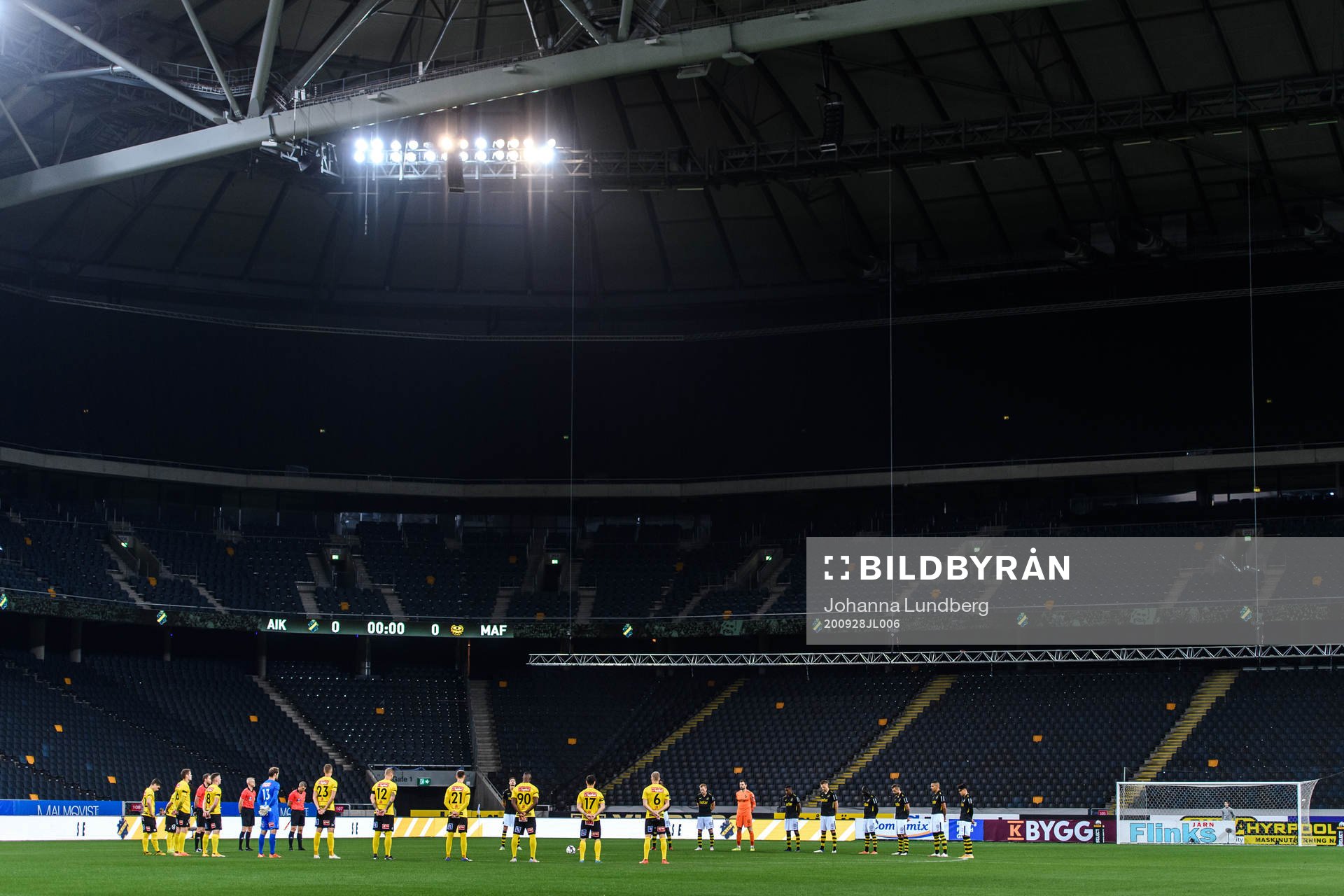 En tyst minut för Lars-Åke Lagrell inför fotbollsmatchen i Allsvenskan mellan AIK och Mjällby den 28 september 2020 i Stockholm.