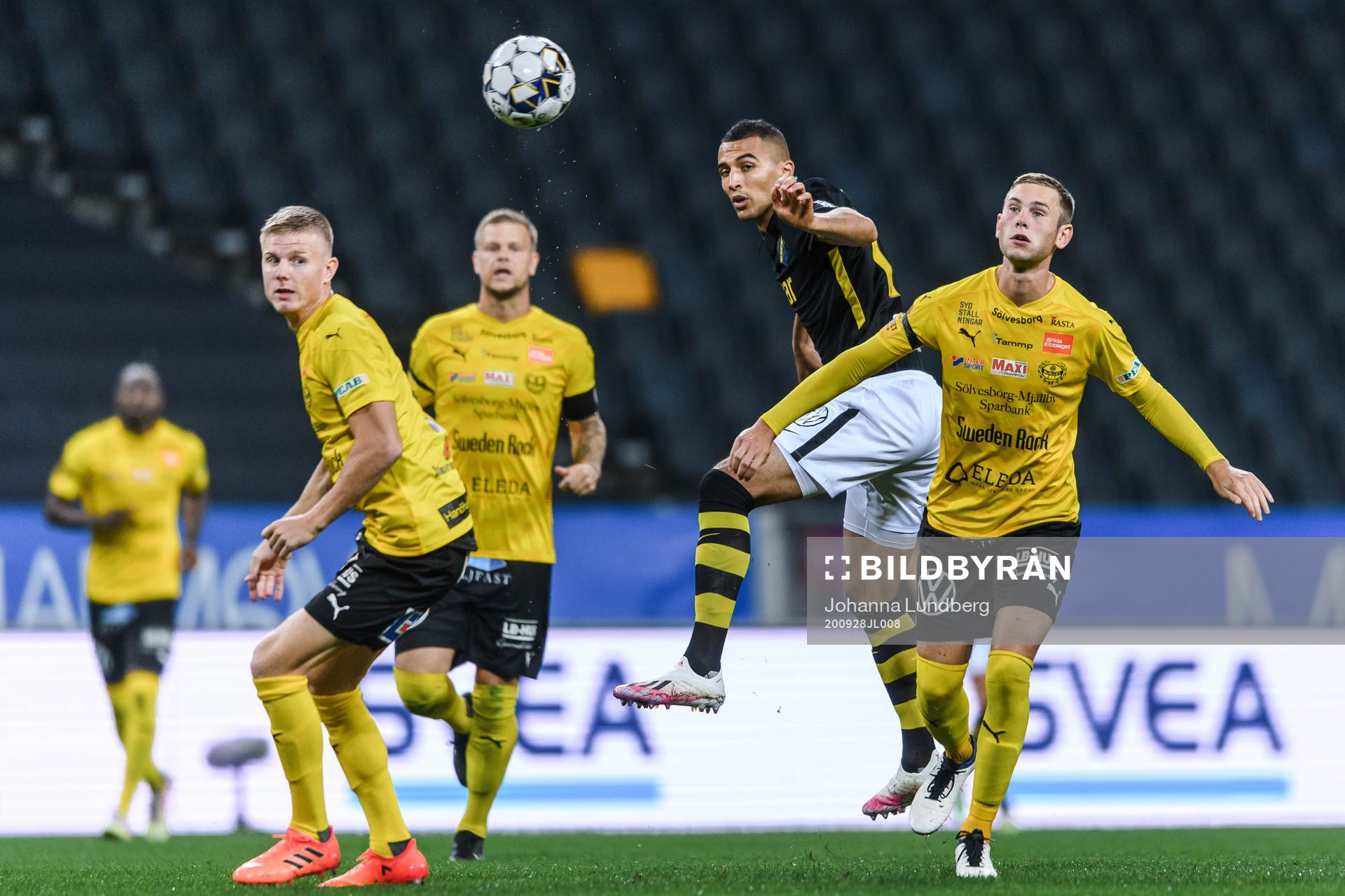 s Nabil Bahoui och Mjällbys Adam Petersson