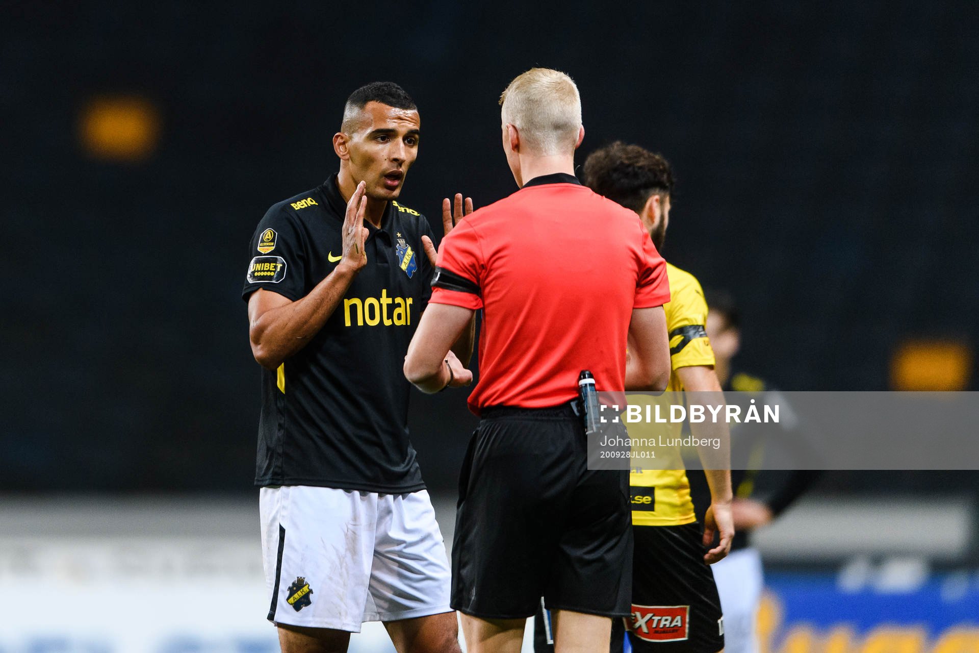 s Nabil Bahoui i samtal med domaren