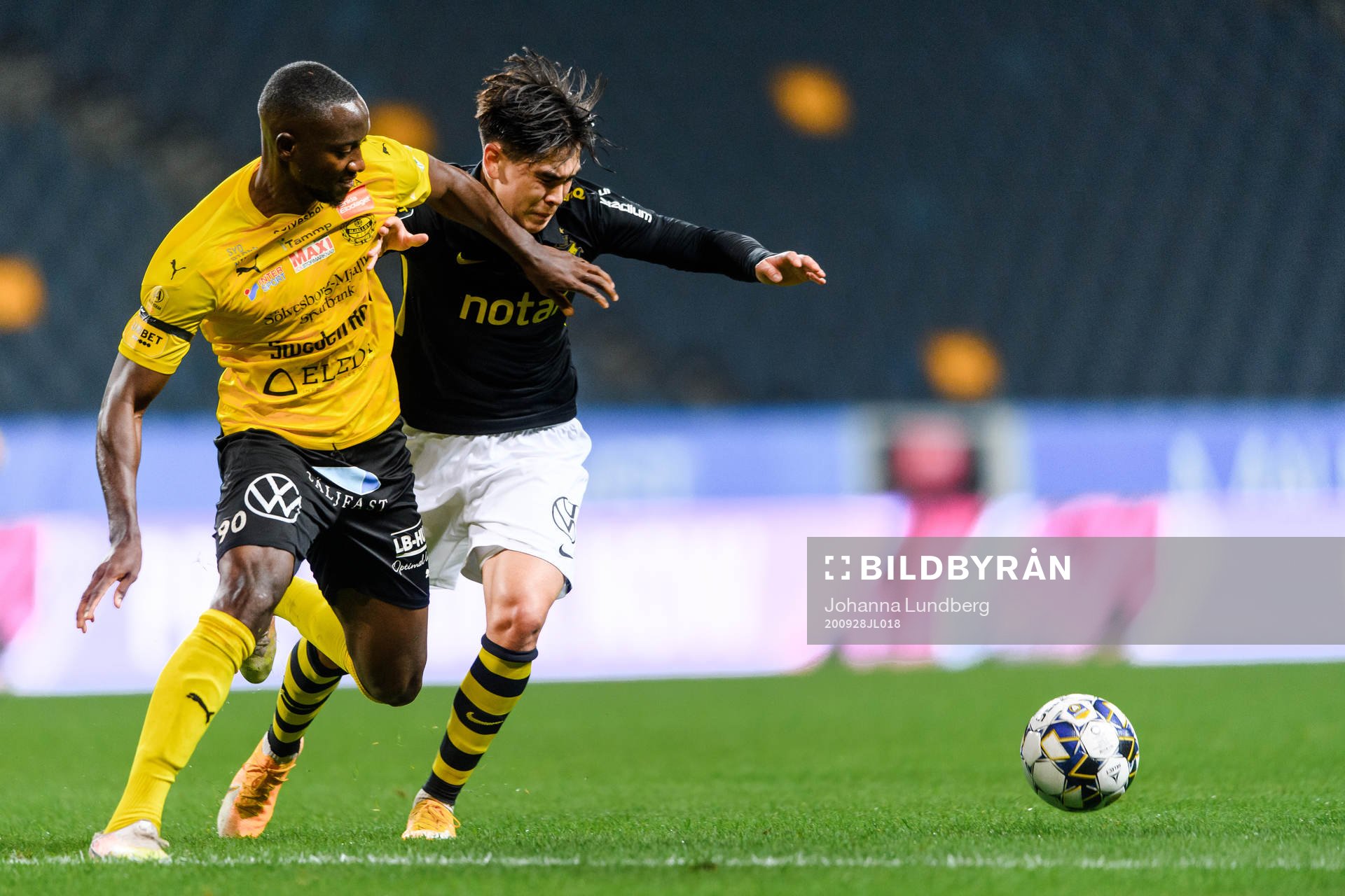 s Eric Kahl och Mjällbys Moses Ogbu