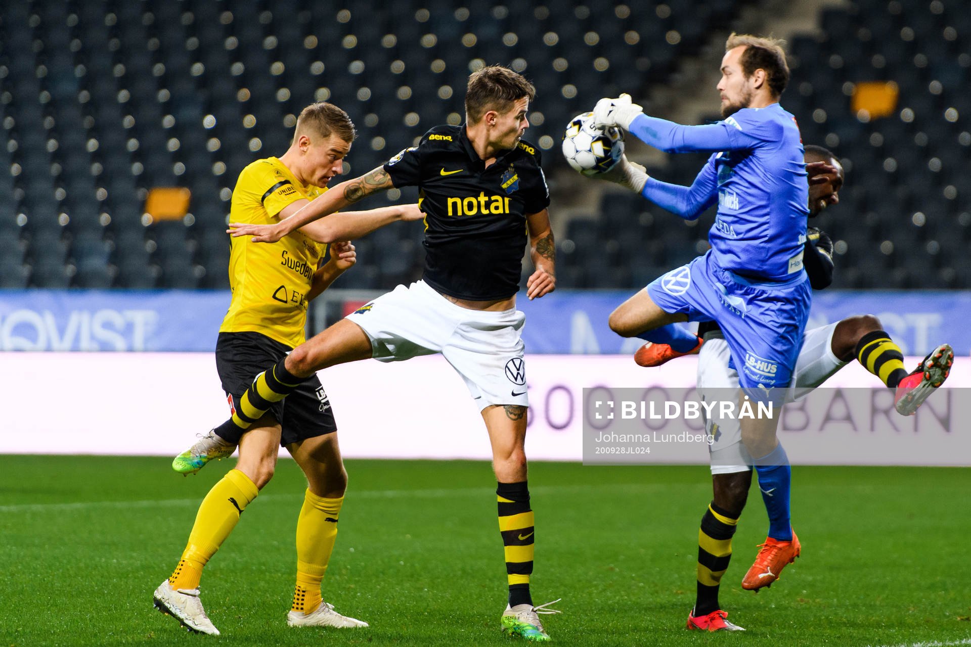 s Mikael Lustig och Mjällbys målvakt Carl-Johan Eriksson