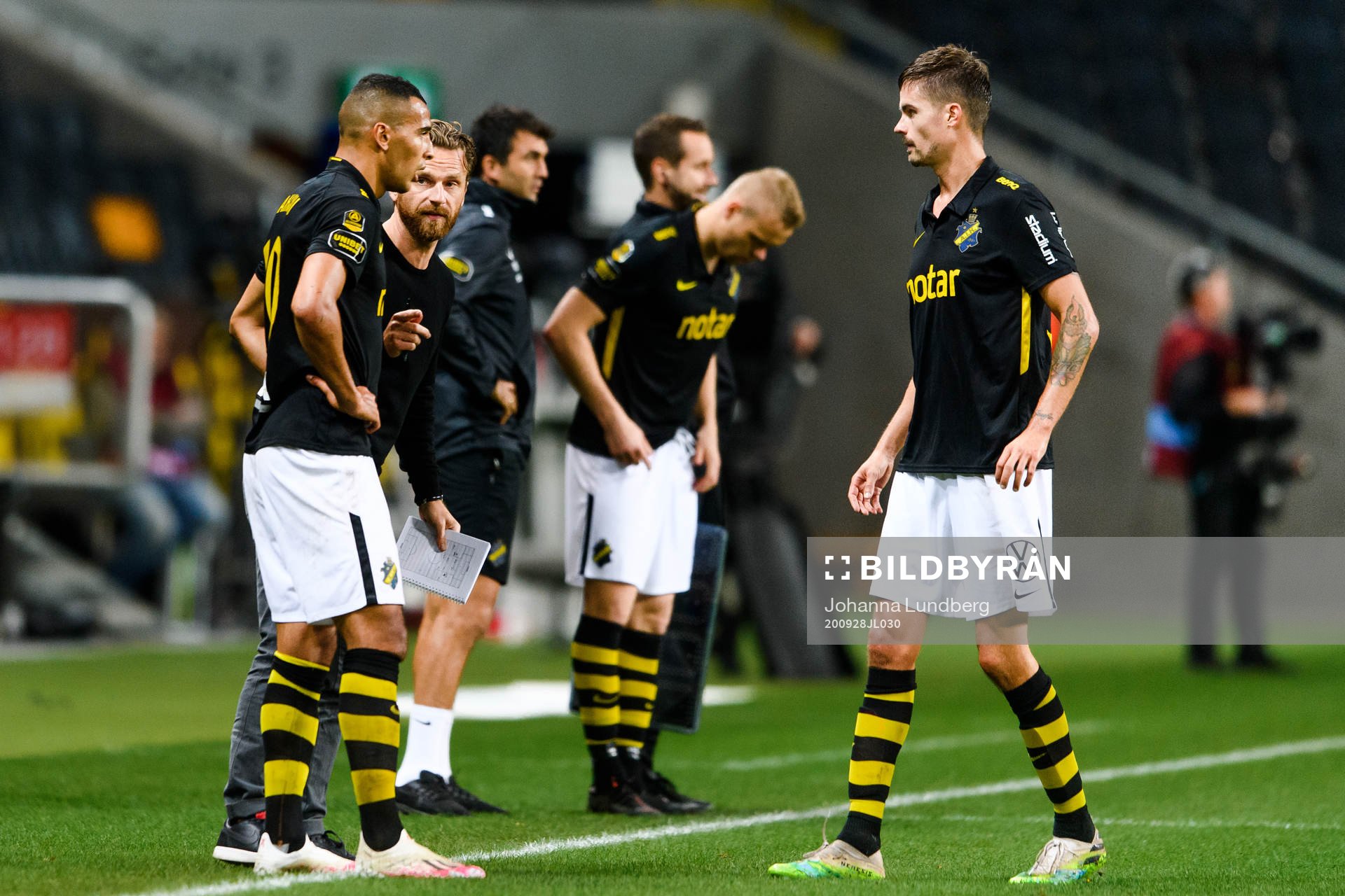 AIK:s tränare Bartosz Grzelak i samtal med Nabil Bahoui och Mikael Lustig under fotbollsmatchen i Allsvenskan mellan AIK och Mjällby den 28 september 2020 i Stockholm.