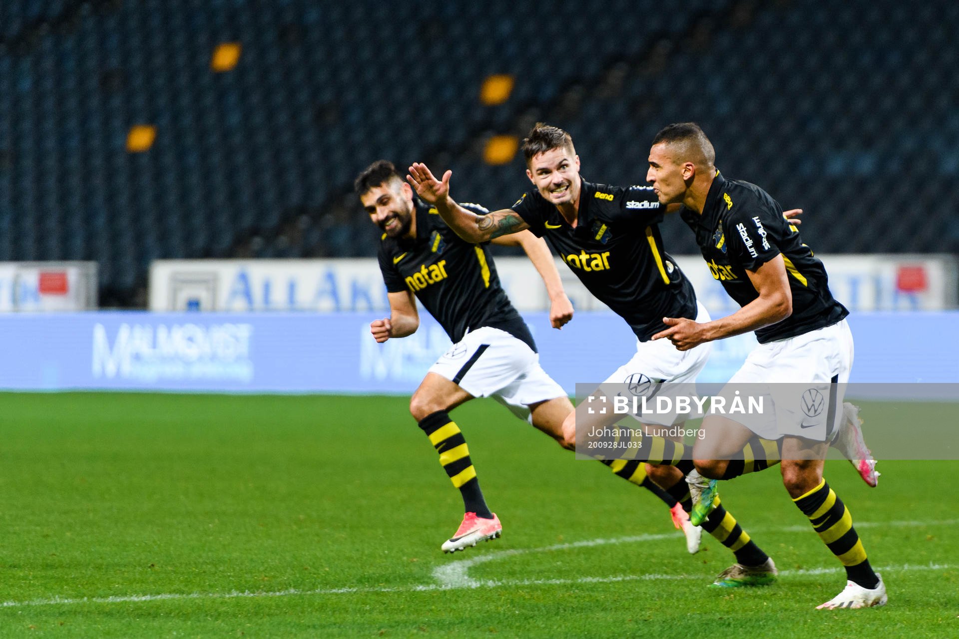 AIK:s Nabil Bahoui och Mikael Lustig jublar efter 1-0 under fotbollsmatchen i Allsvenskan mellan AIK och Mjällby den 28 september 2020 i Stockholm.