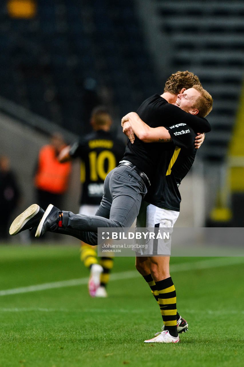 AIK:s Sebastian Larsson och tränare Bartosz Grzelak jublar efter fotbollsmatchen i Allsvenskan mellan AIK och Mjällby den 28 september 2020 i Stockholm.