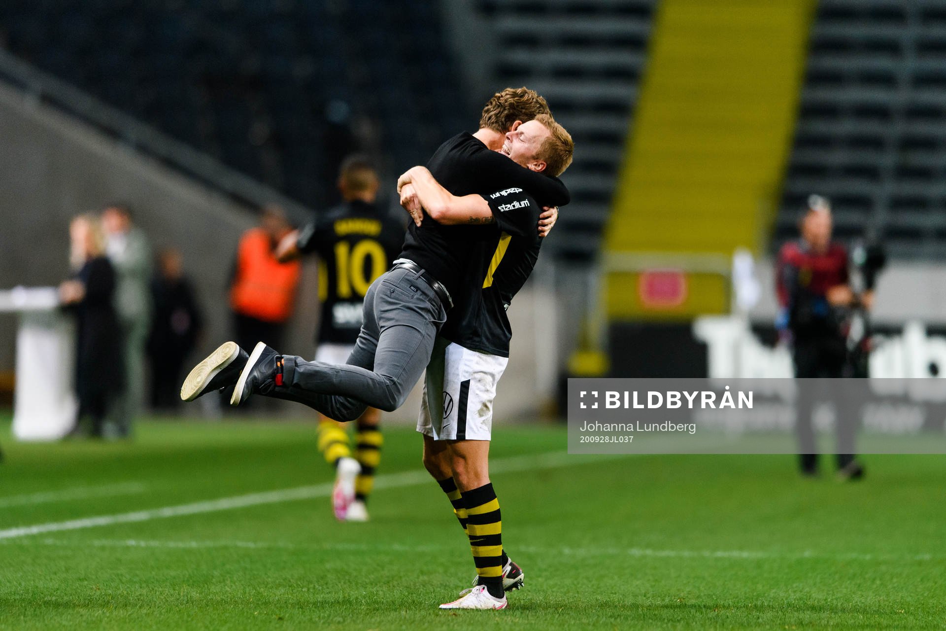 AIK:s Sebastian Larsson och tränare Bartosz Grzelak jublar efter fotbollsmatchen i Allsvenskan mellan AIK och Mjällby den 28 september 2020 i Stockholm.