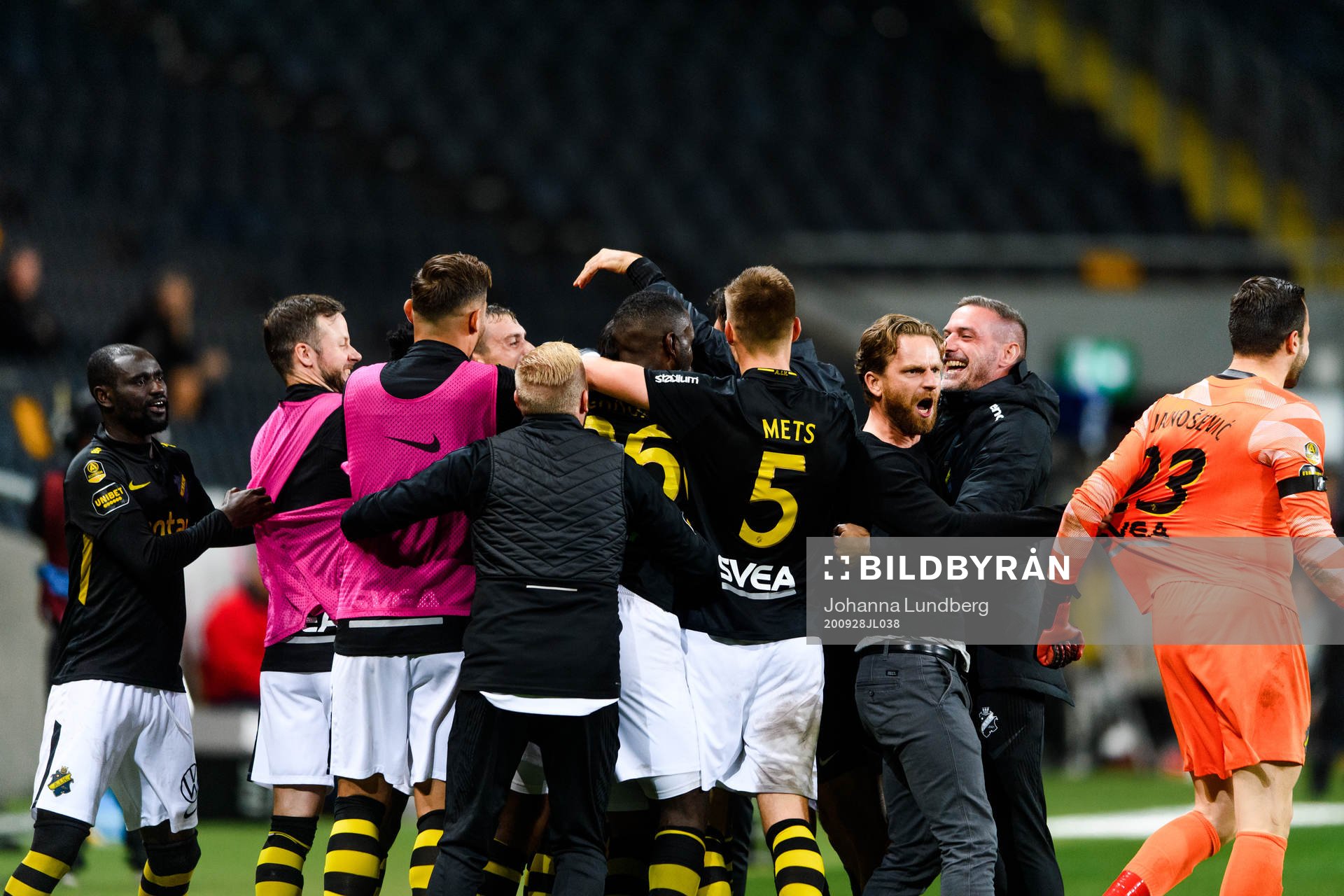 s spelare och tränare Bartosz Grzelak jublar