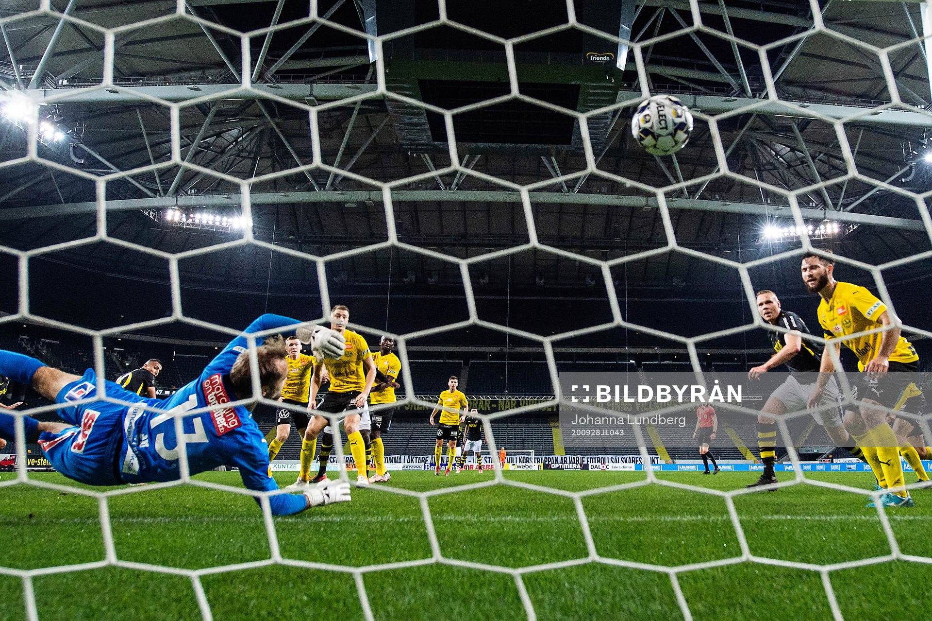 AIK:s Nabil Bahoui (tv) gör 1-0 bakom Mjällbys målvakt Carl-Johan Eriksson under fotbollsmatchen i Allsvenskan mellan AIK och Mjällby den 28 september 2020 i Stockholm.