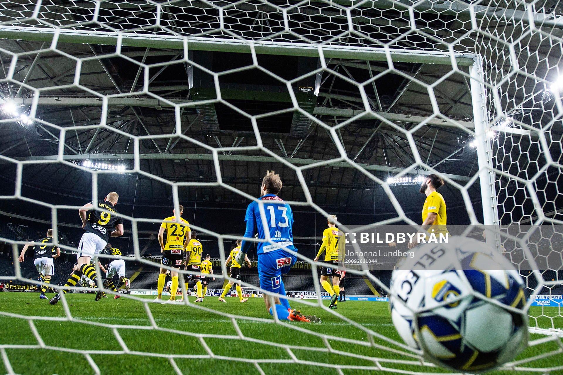 AIK:s Nabil Bahoui jublar efter att ha gjort 1-0 bakom Mjällbys målvakt Carl-Johan Eriksson under fotbollsmatchen i Allsvenskan mellan AIK och Mjällby den 28 september 2020 i Stockholm.