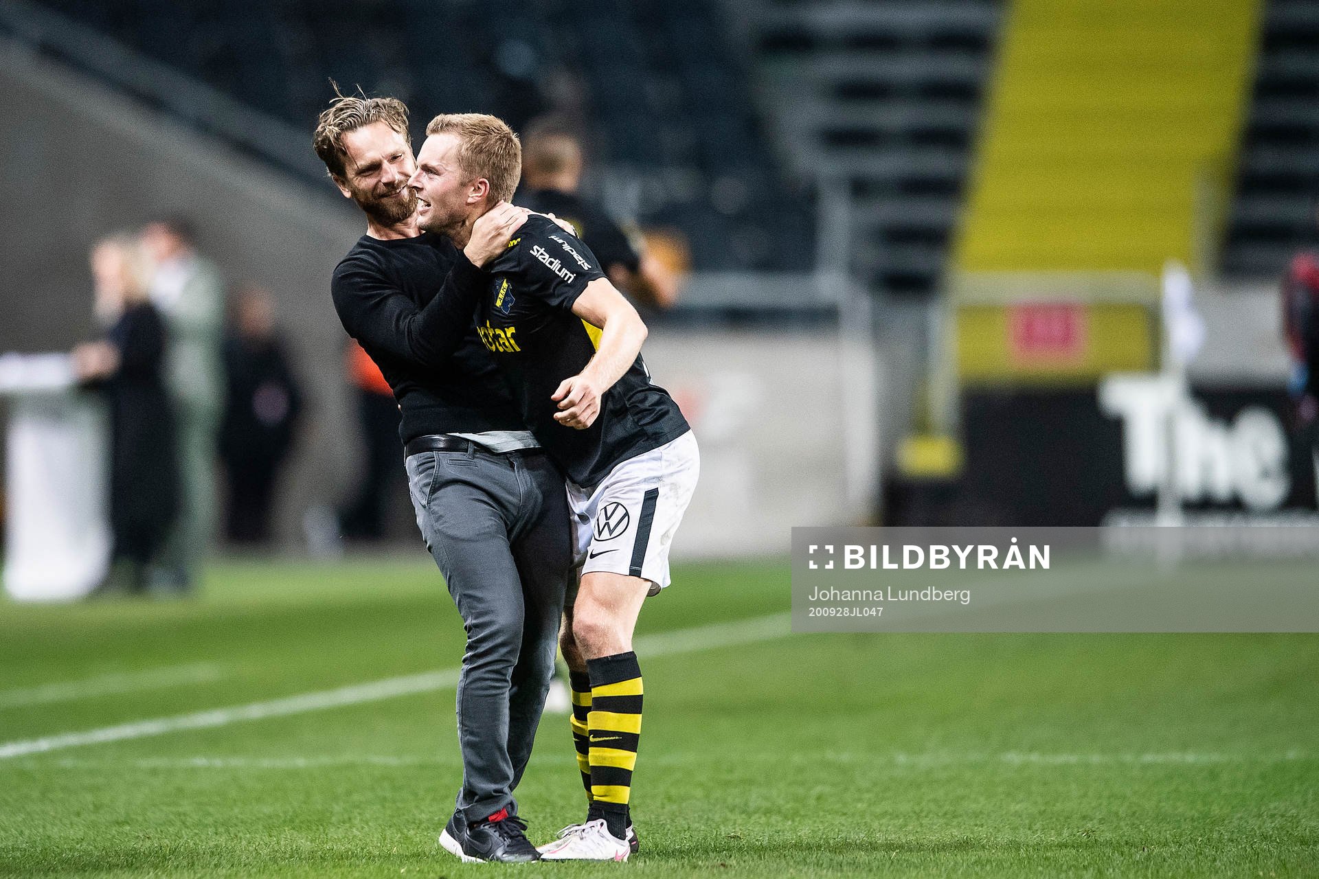 s tränare Bartosz Grzelak och Sebastian Larsson jublar