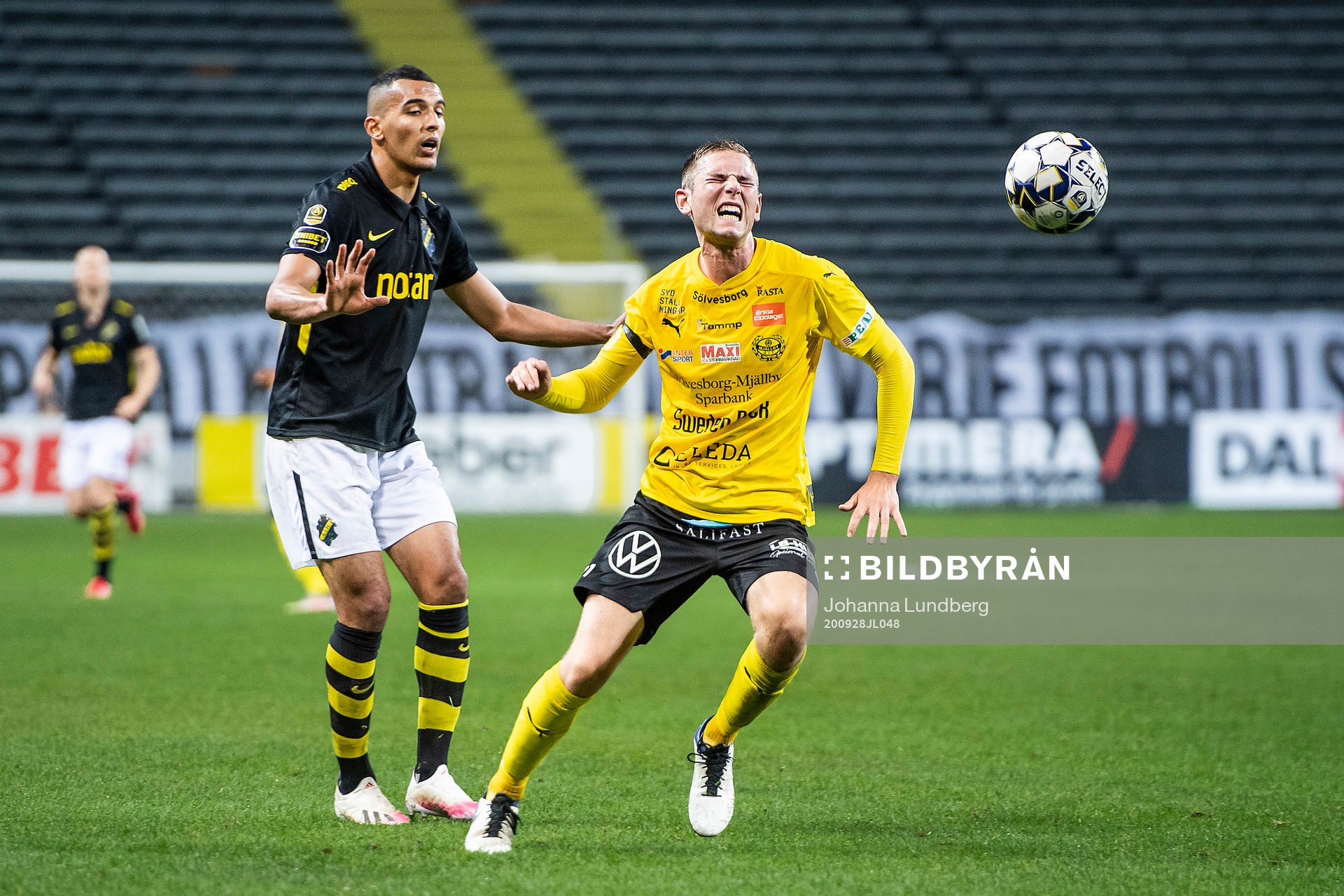 s Nabil Bahoui och Mjällbys Adam Petersson
