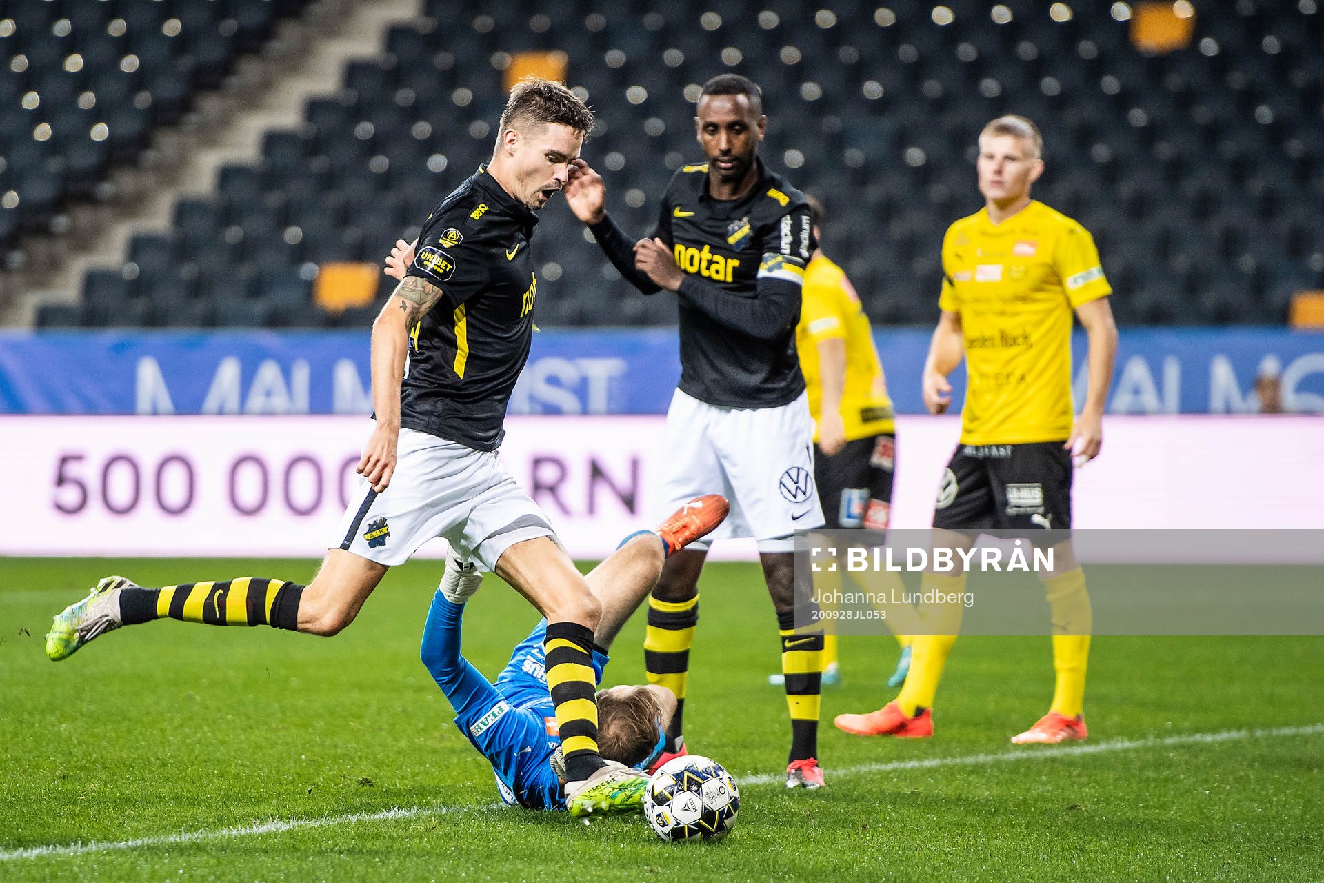 s Mikael Lustig och Mjällbys målvakt Carl-Johan Eriksson