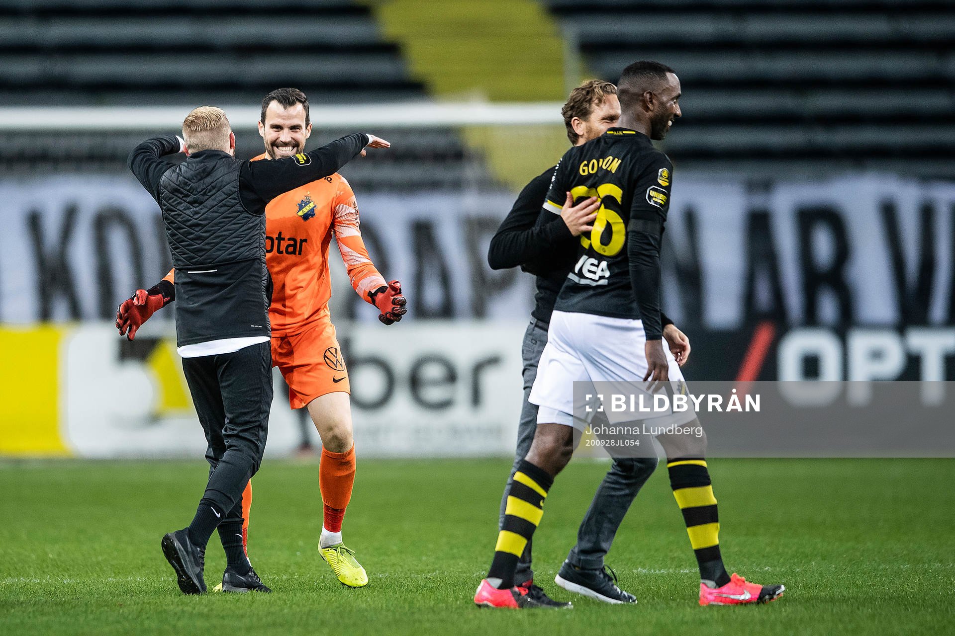 AIK:s målvakt Budimir Janosevic jublar efter fotbollsmatchen i Allsvenskan mellan AIK och Mjällby den 28 september 2020 i Stockholm.