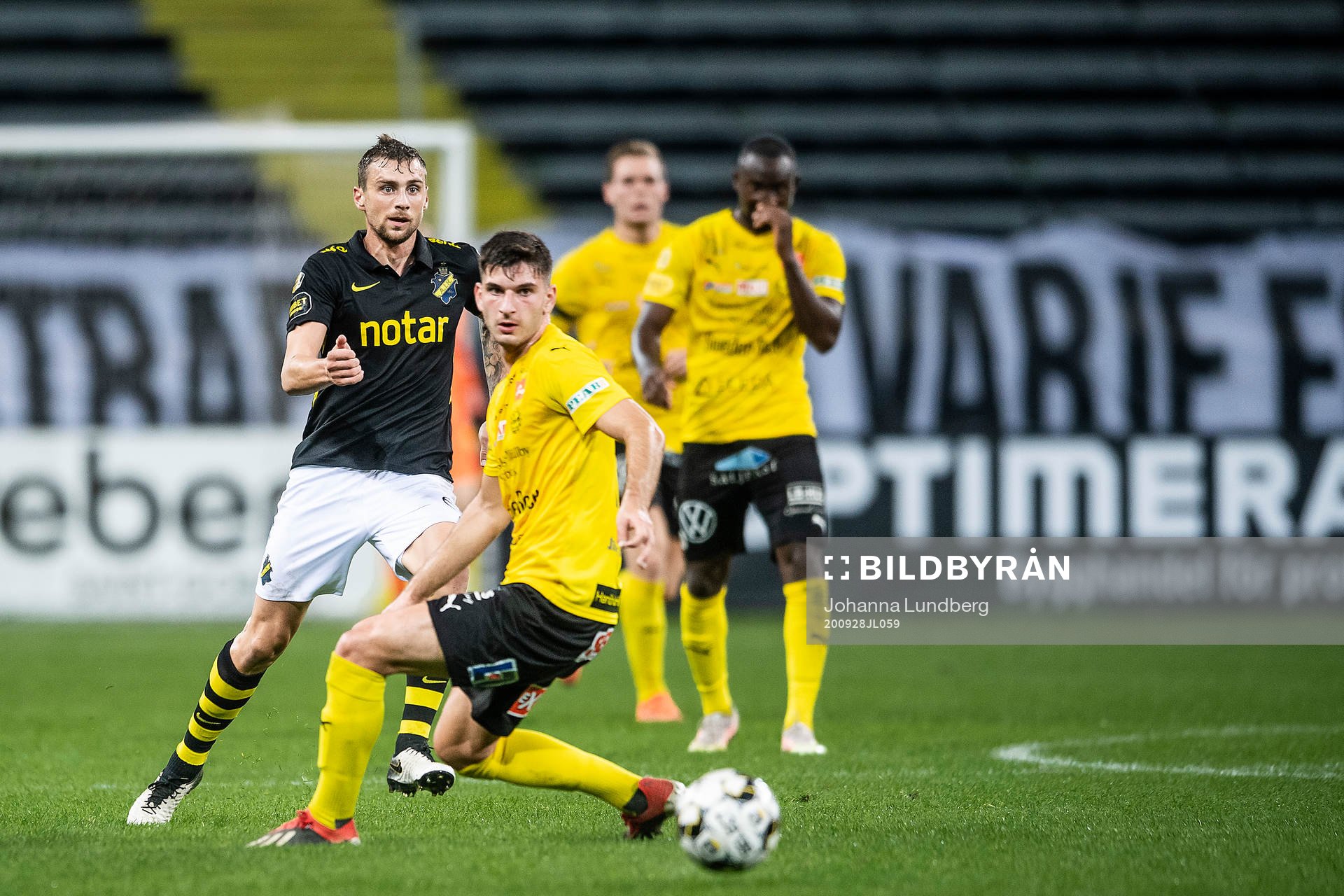 s Filip Rogic och Mjällbys Besard Sabovic