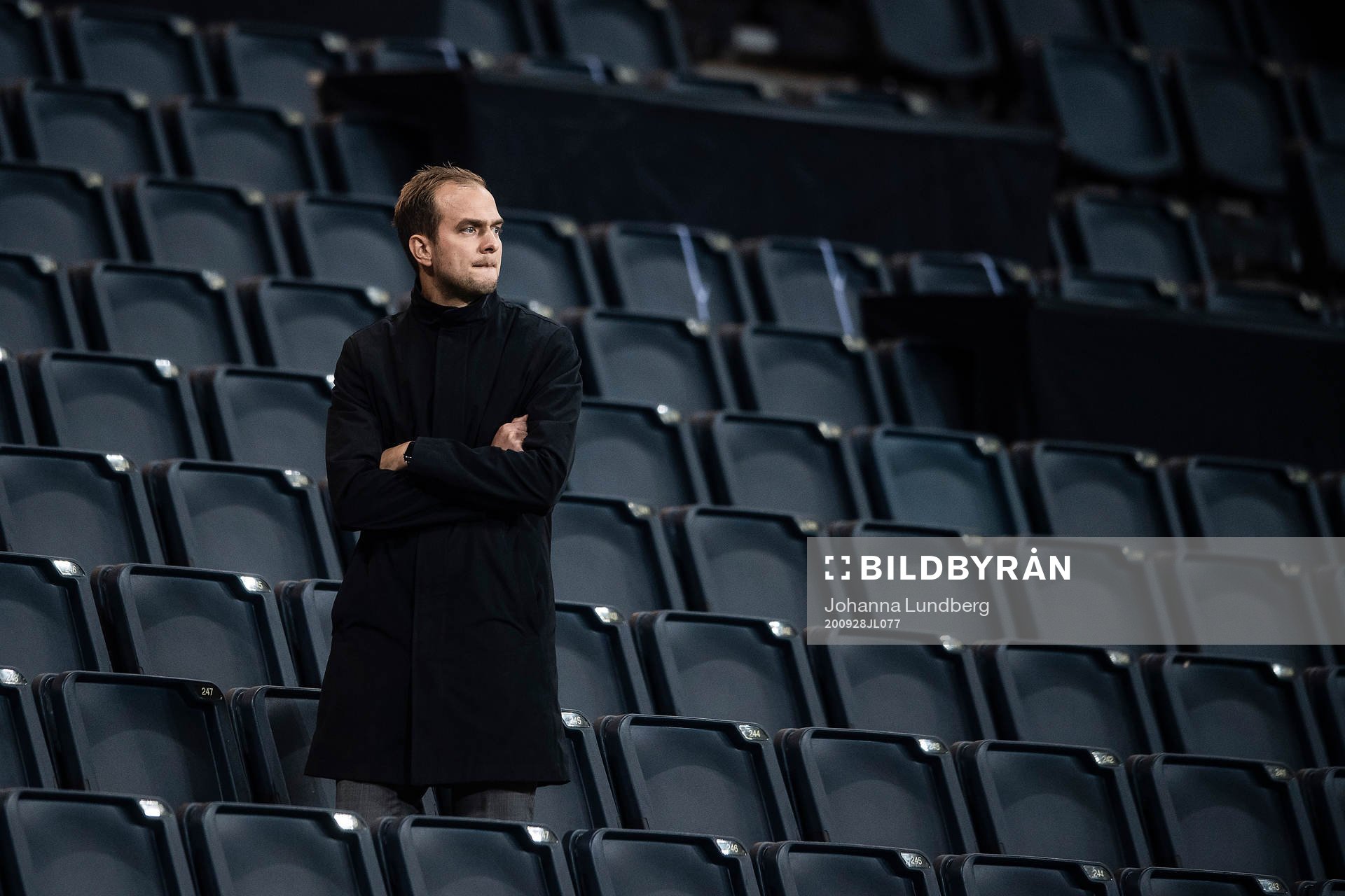 s sportchef Henrik Jurelius på läktaren