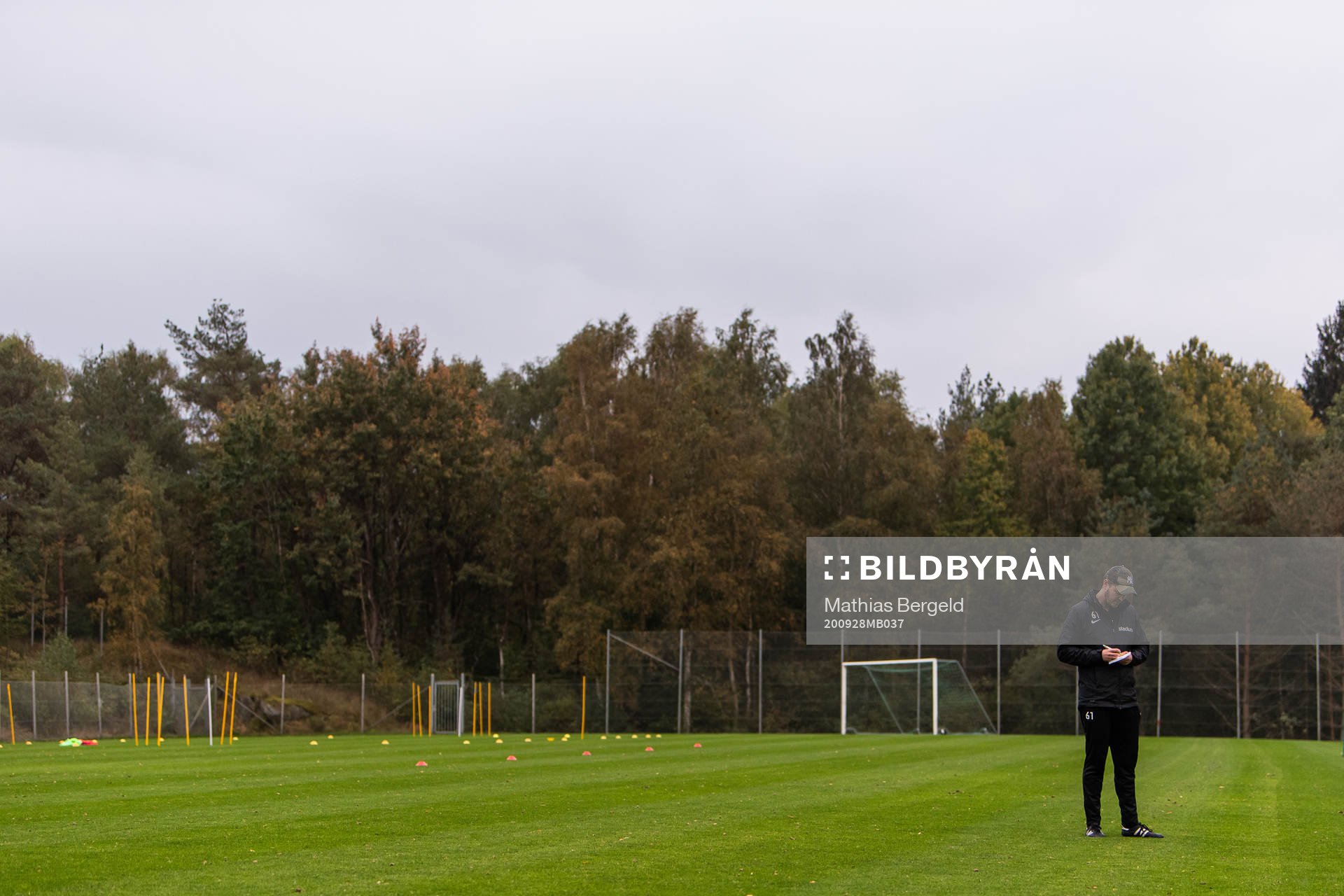 Tränare  Joel Sjöqvistunder en träning med division