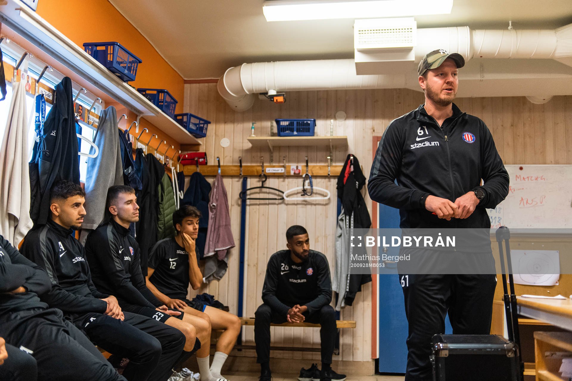 Tränare Joel Sjöqvist i omklädningsrummet