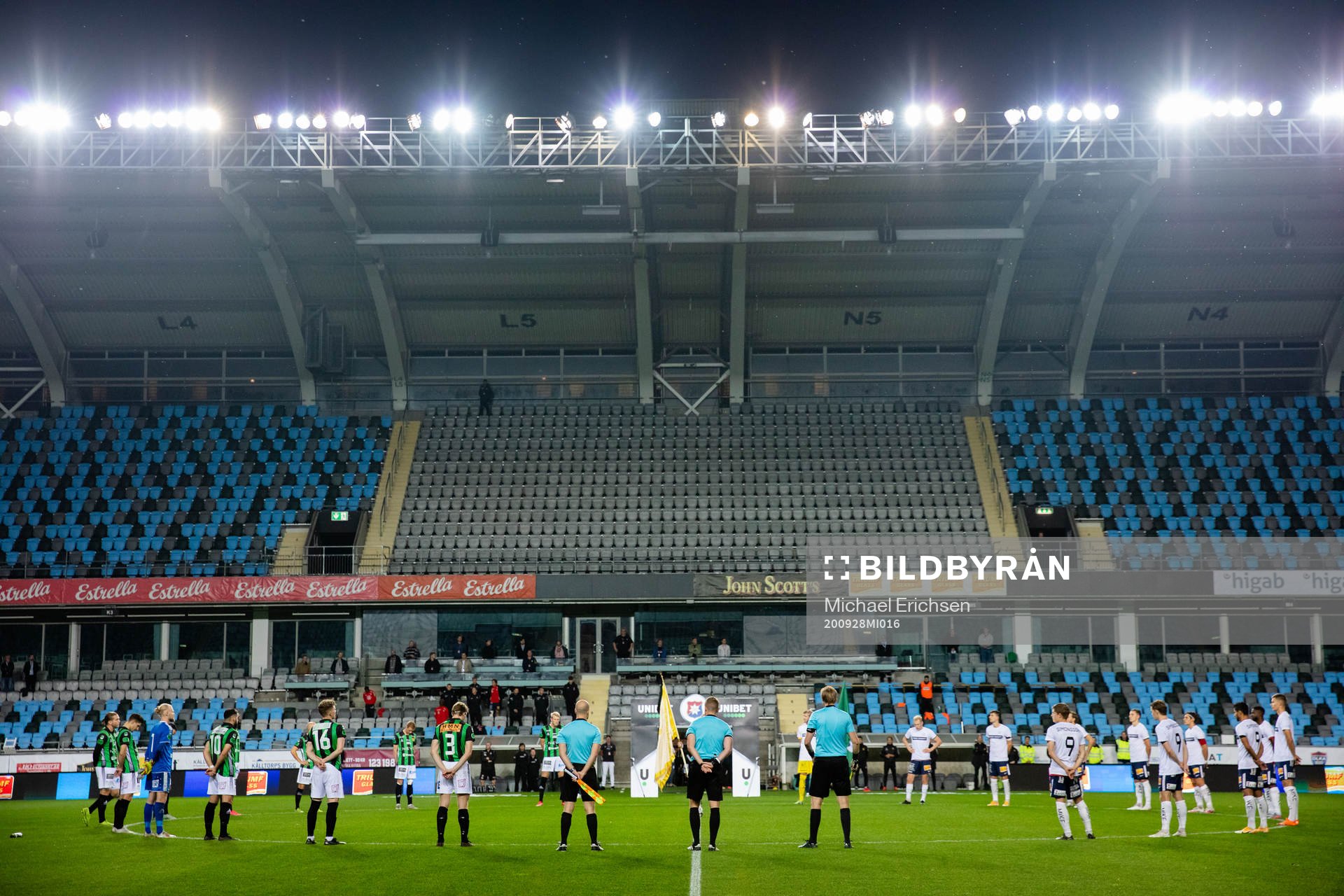 En tyst minut för tidigare Örgryte spelaren Agne Simonsson och Lars-Åke Lagrell innan fotbollsmatchen i Superettan mellan Örgryte och GAIS den 28 september 2020 i Göteborg.