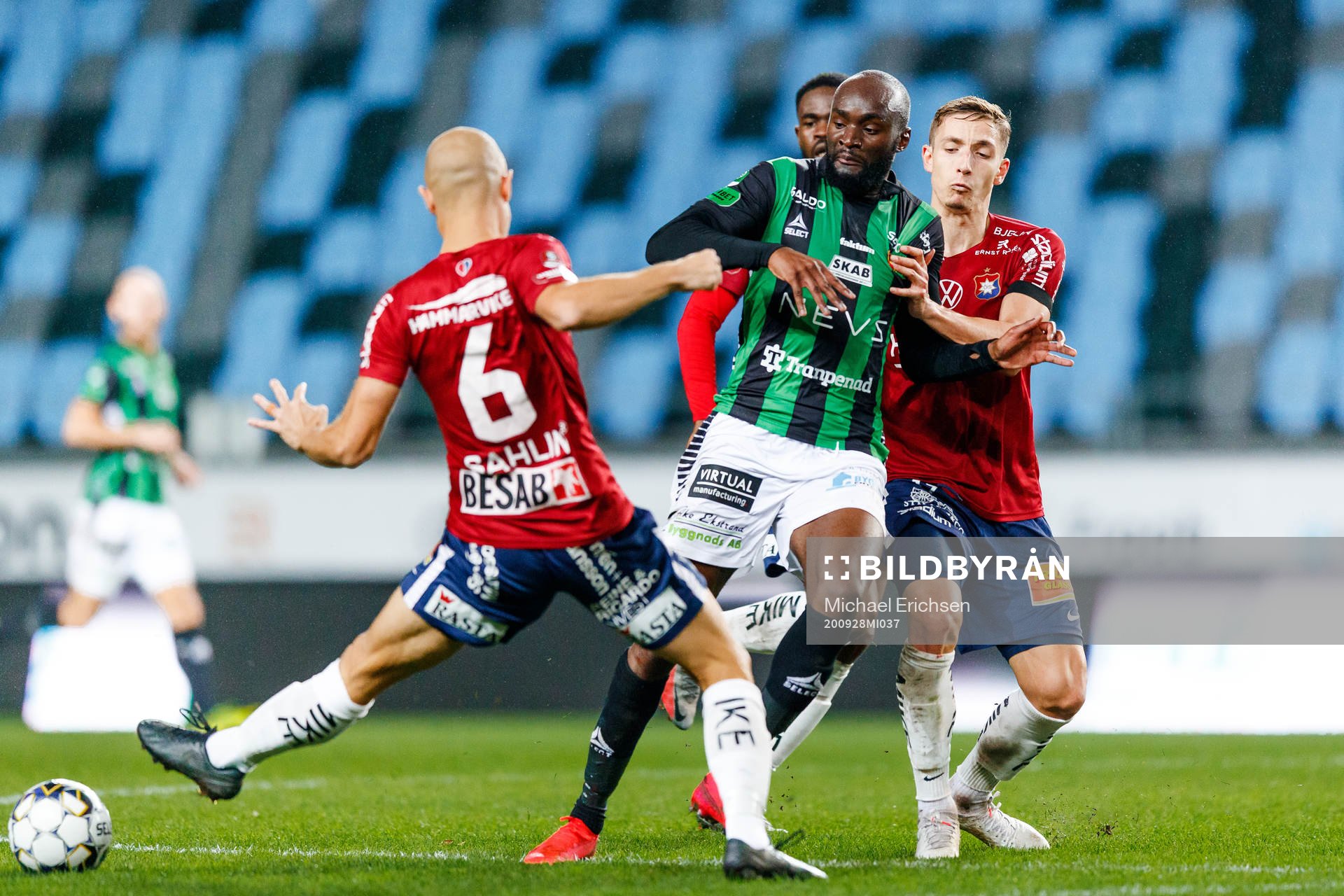 GAIS Boris Lumbana i en kamp mot Örgrytes Hannes Sahlin