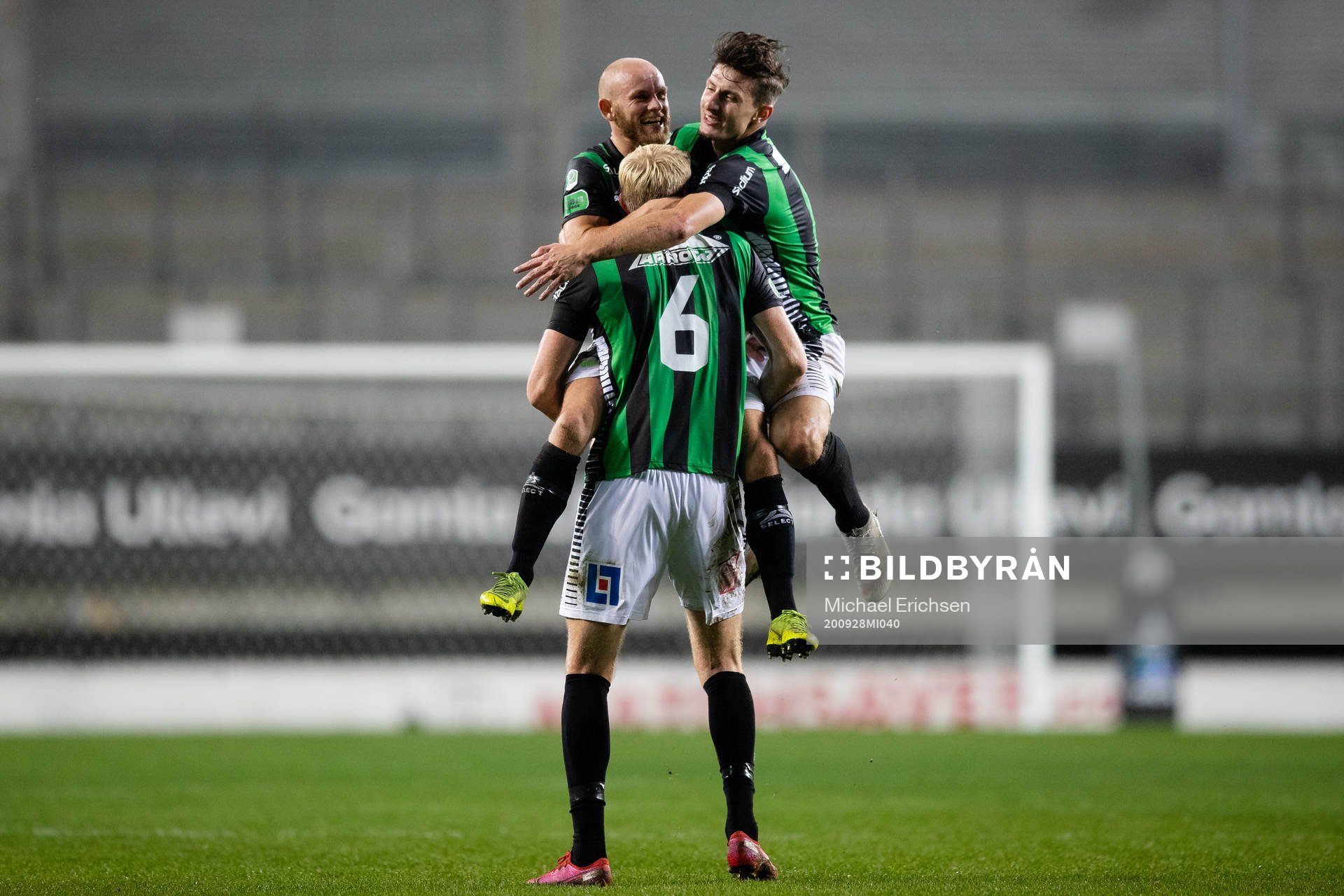 GAIS Niclas Andersén jublar ihop med Carl Elfgren Nyström och Adnan Maric efter fotbollsmatchen i Superettan mellan Örgryte och GAIS den 28 september 2020 i Göteborg.