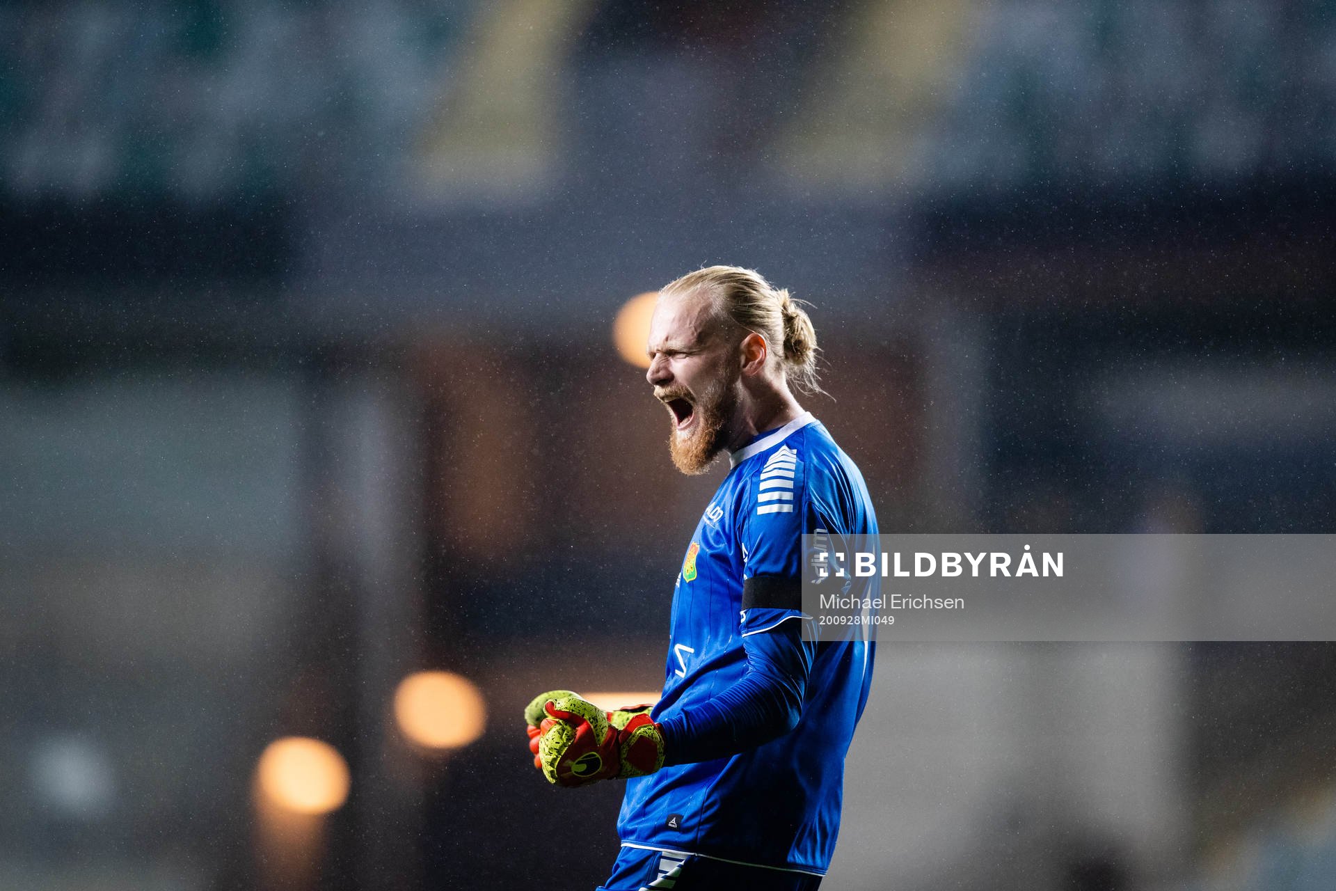 GAIS målvakt Mathias Karlsson jublar
