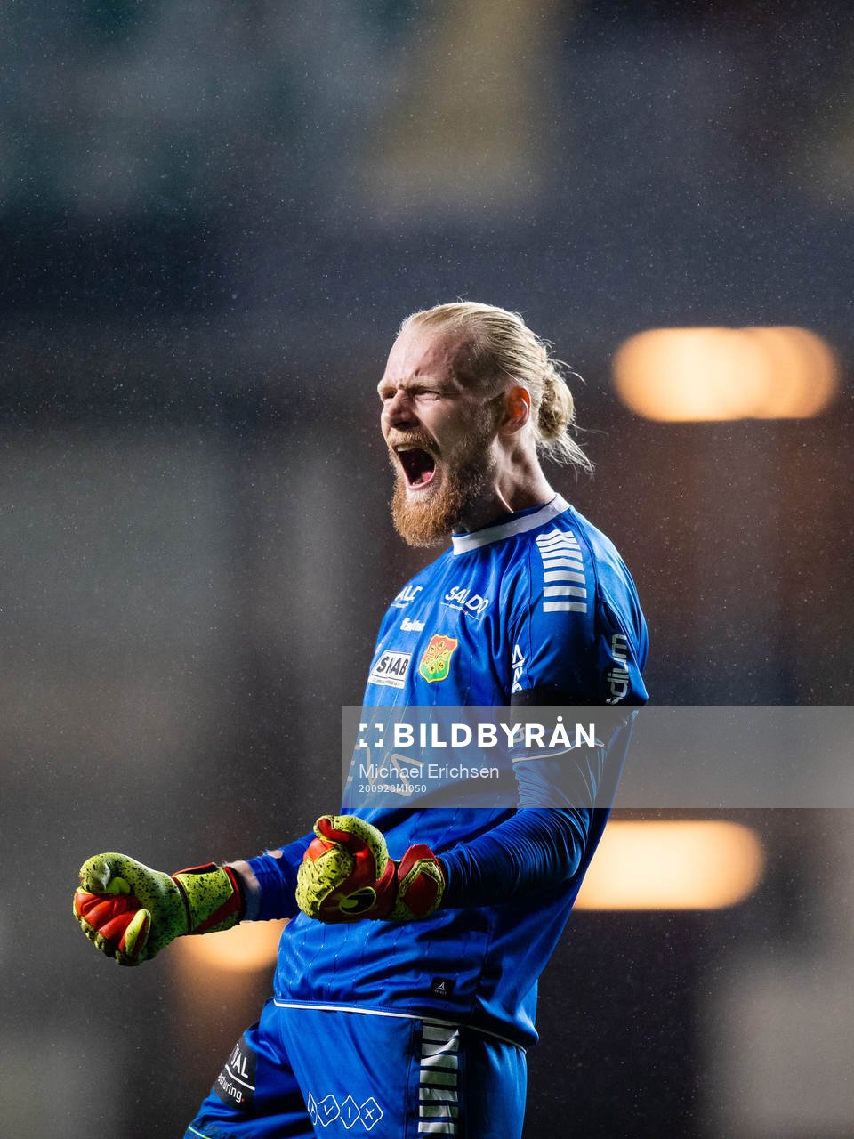 GAIS målvakt Mathias Karlsson jublar efter fotbollsmatchen i Superettan  mellan Örgryte och GAIS den 28 september 2020 i Göteborg.