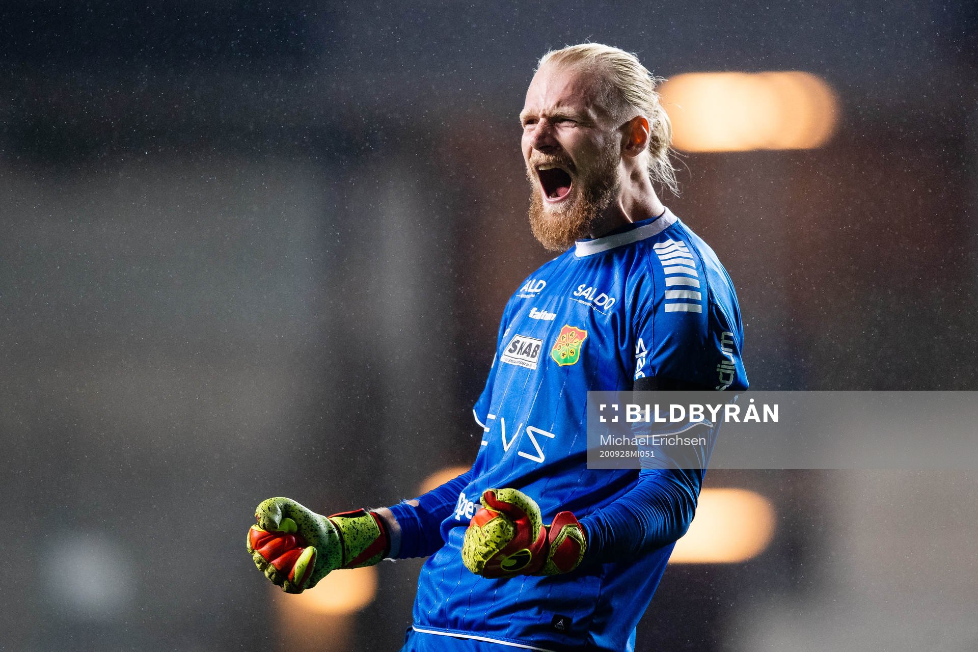 GAIS målvakt Mathias Karlsson jublar efter fotbollsmatchen i Superettan  mellan Örgryte och GAIS den 28 september 2020 i Göteborg.