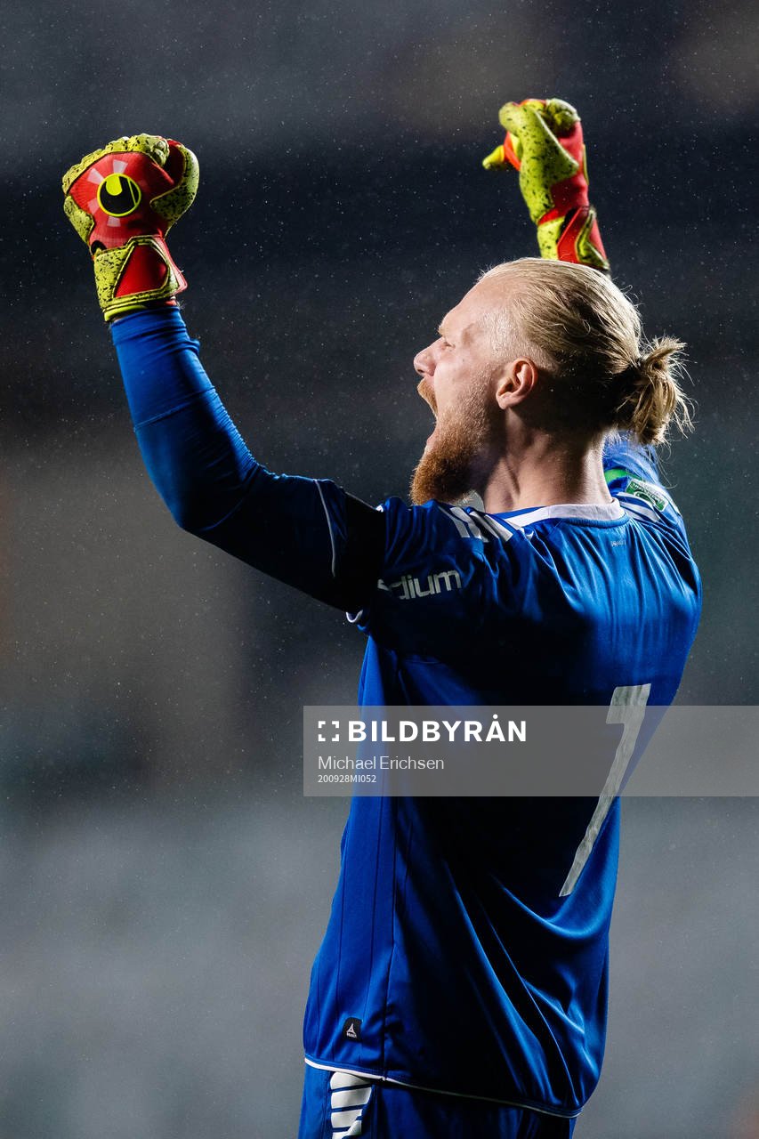 GAIS målvakt Mathias Karlsson jublar efter fotbollsmatchen i Superettan  mellan Örgryte och GAIS den 28 september 2020 i Göteborg.