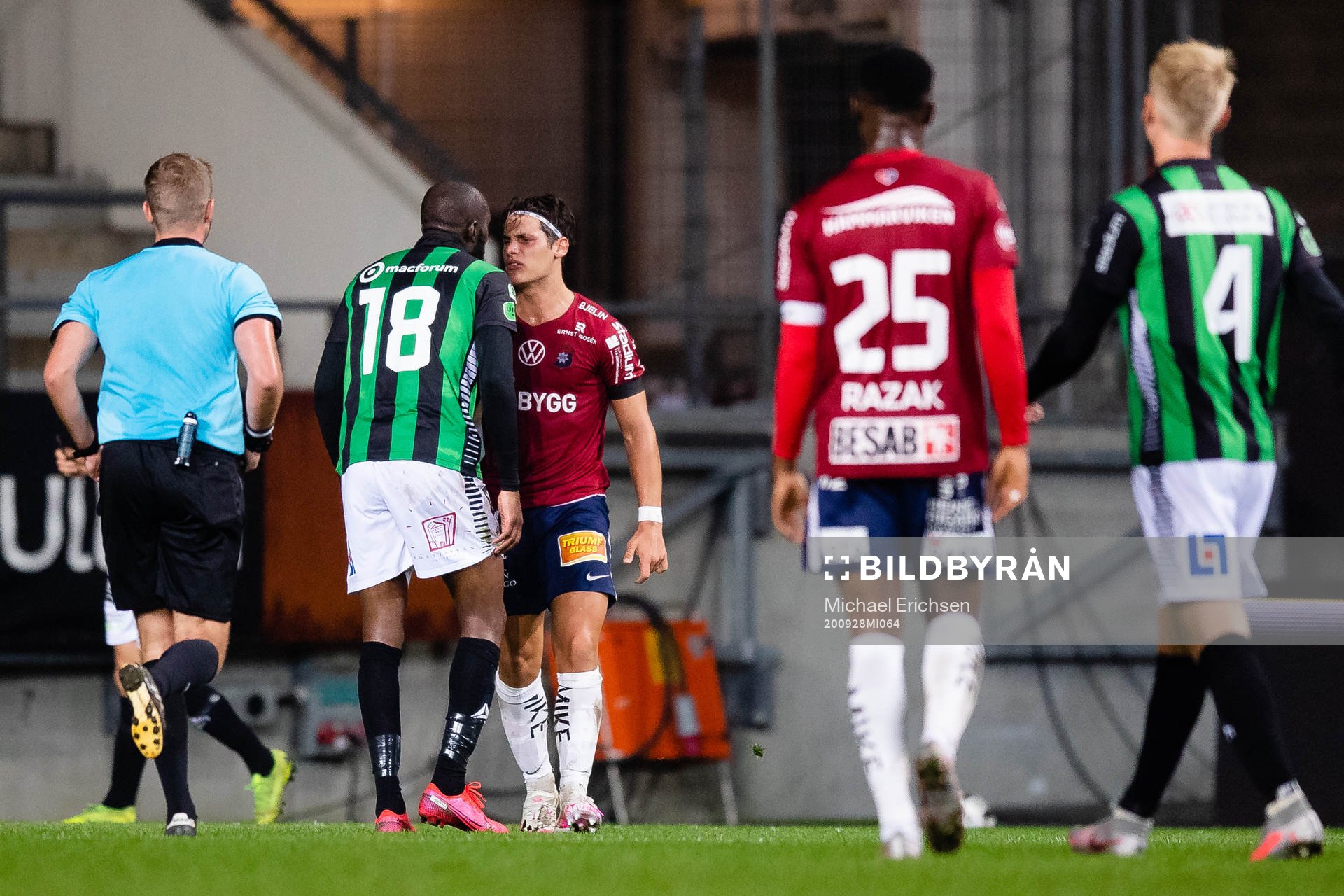 GAIS Boris Lumbana och Örgrytes Kevin Ackermann irriterade