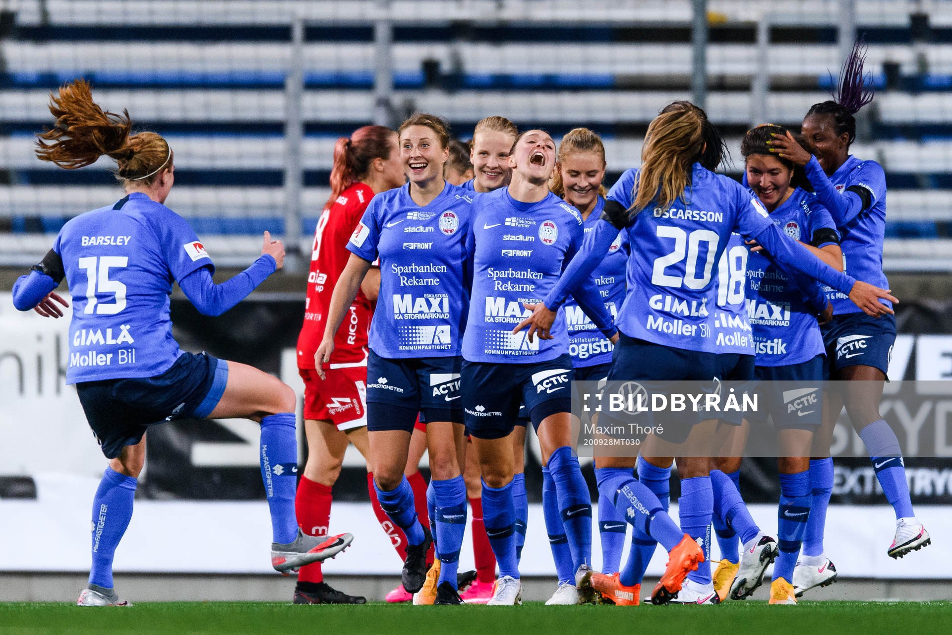 Eskilstunas spelare jublar med Felicia Rogic