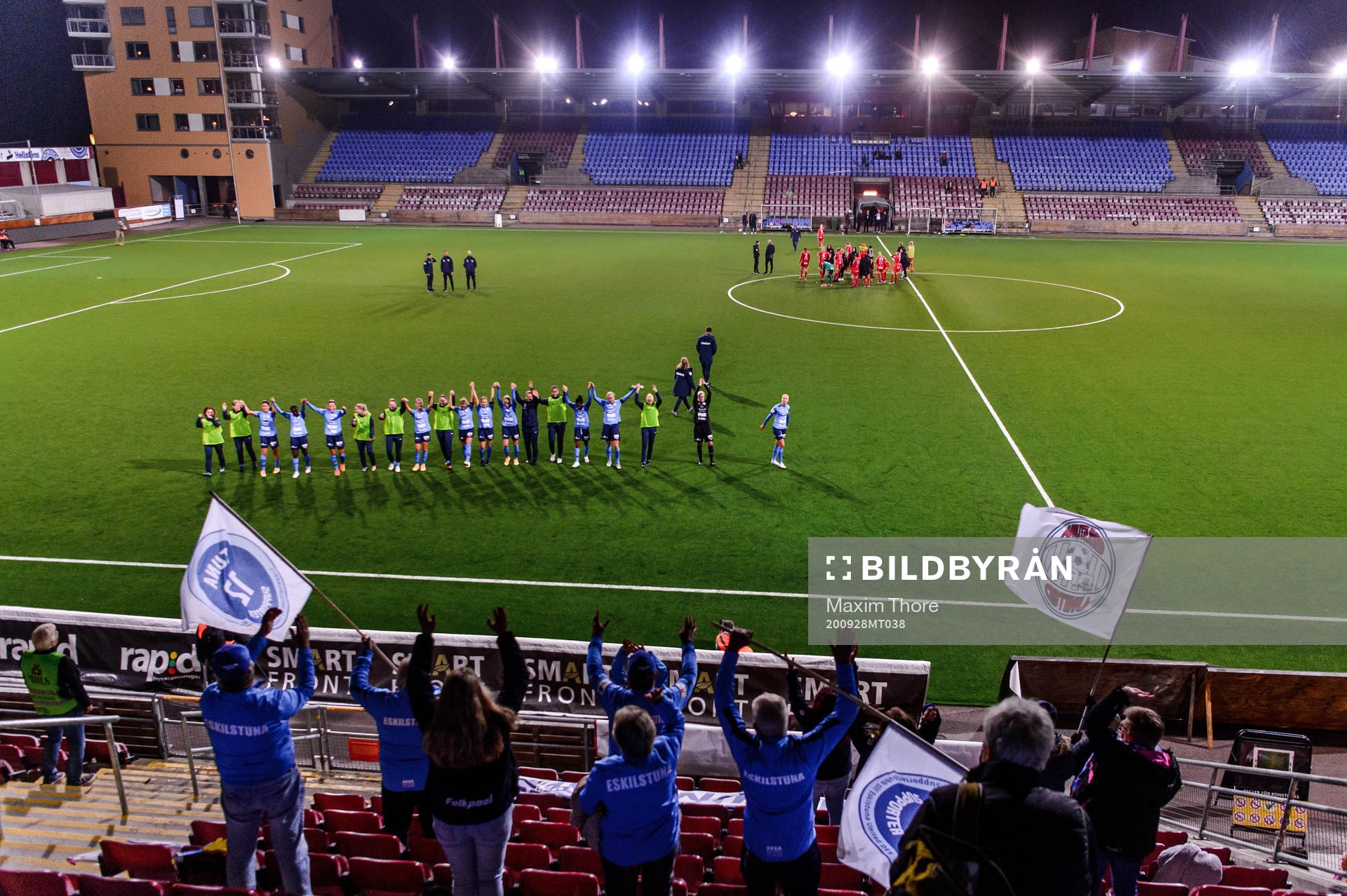Eskilstunas spelare och supportrar jublar