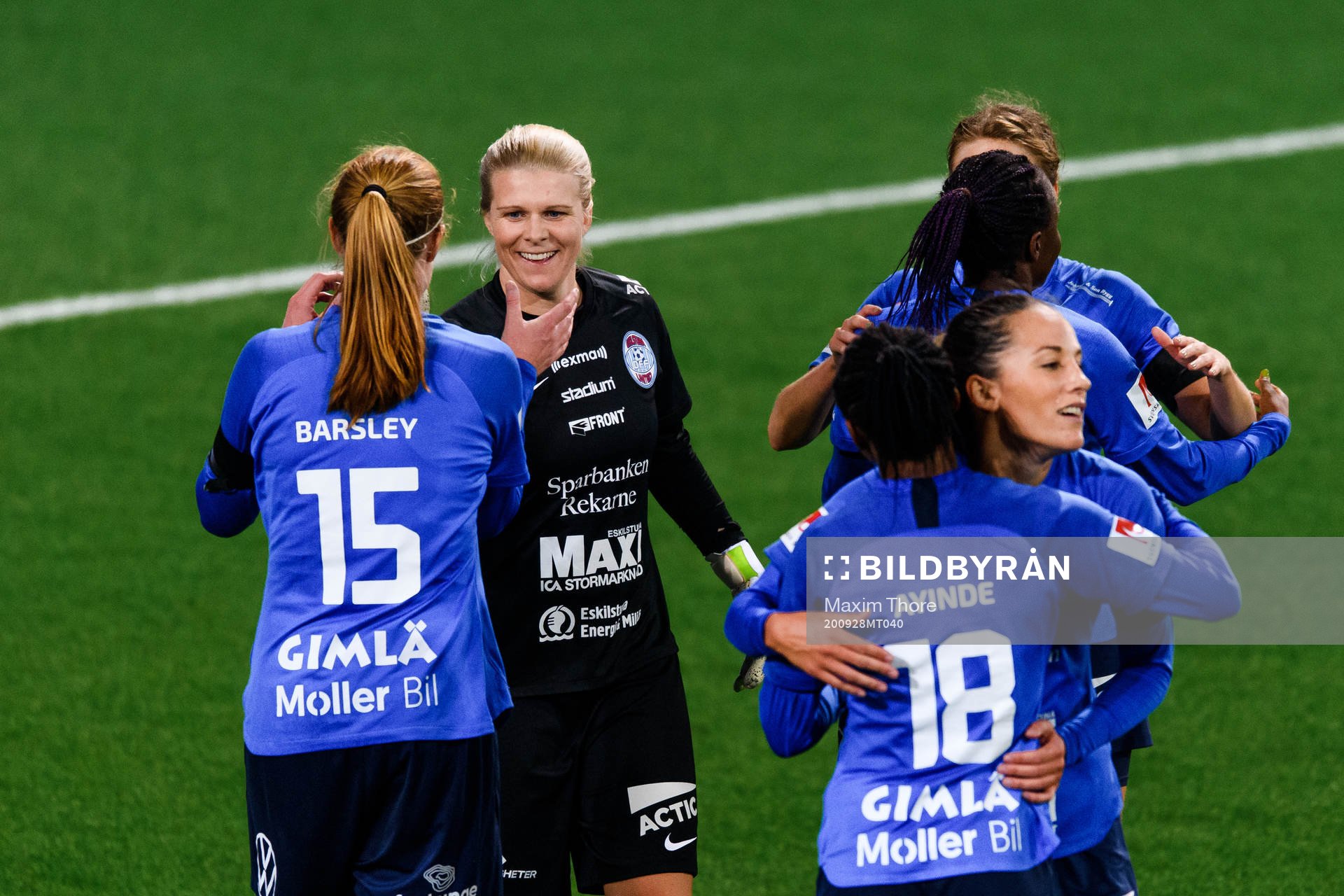 Eskilstunas målvakt Emelie Lundberg jublar med Vaila Barsley efter fotbollsmatchen i Damallsvenskan mellan Eskilstuna United och Örebro den 28 september 2020 i Eskilstuna.