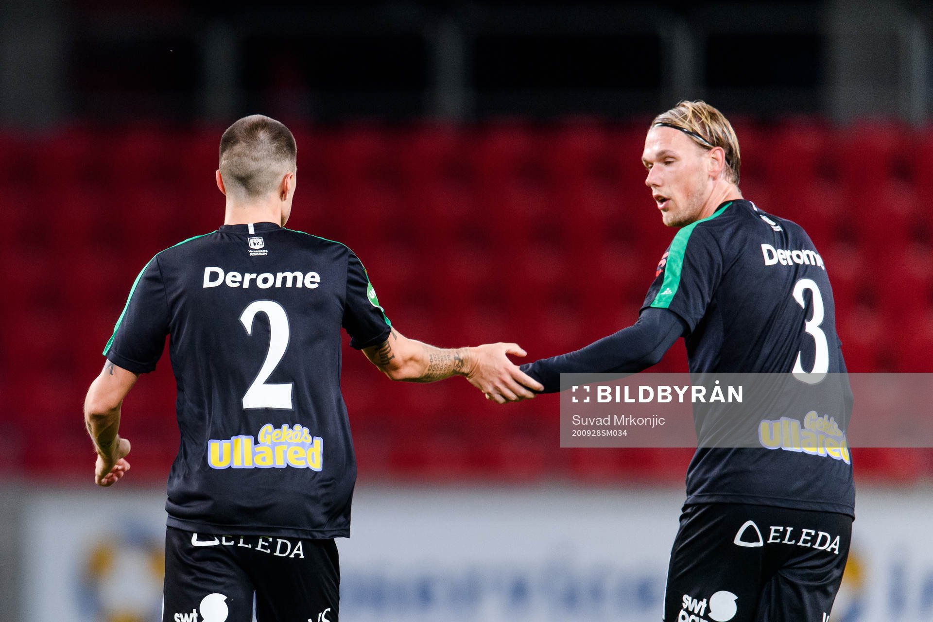 Varbergs Jon Birkfeldt jublar med Hampus Zachrisson efter 1-1 under fotbollsmatchen i Allsvenskan mellan Kalmar och Varberg den 28 september 2020 i Kalmar.