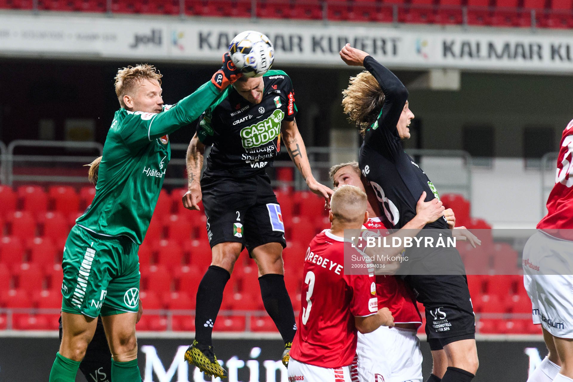 Kalmars målvakt Ole Söderberg och Varbergs Jon Birkfeldt