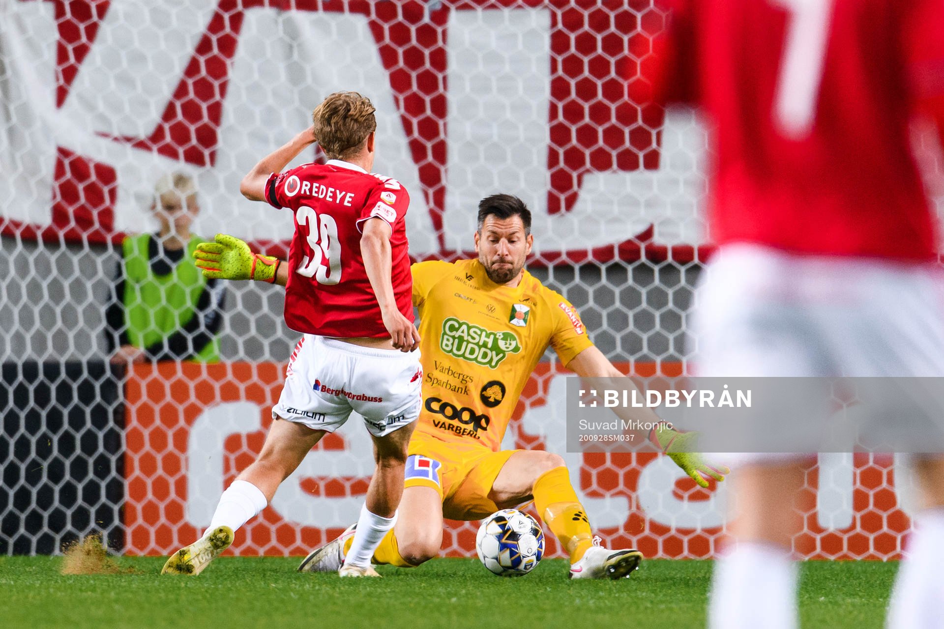 Kalmars Isak Magnusson och Varbergs målvakt Stojan Lukic