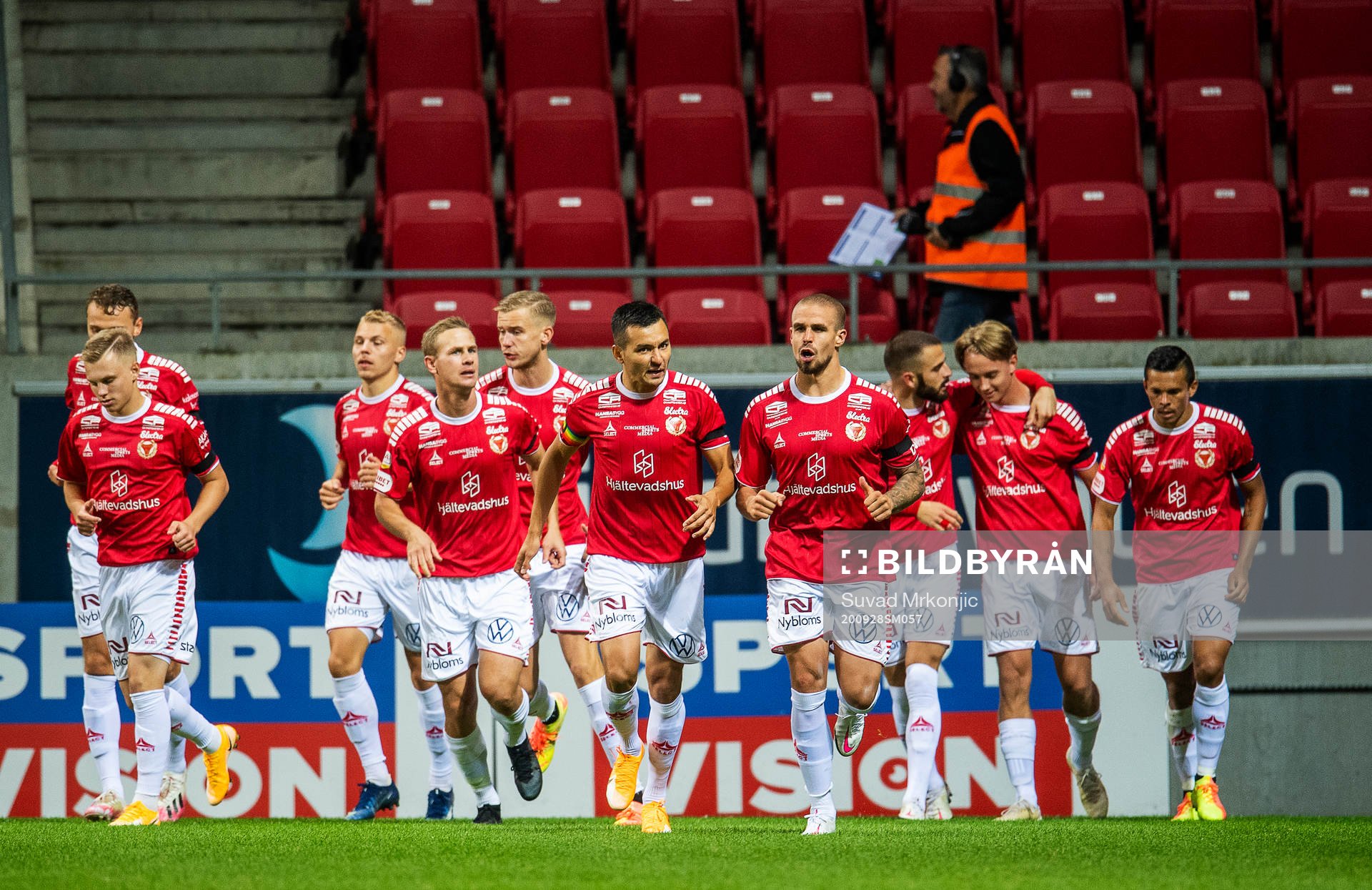 Kalmars Isak Magnusson jublar med lagkamrater