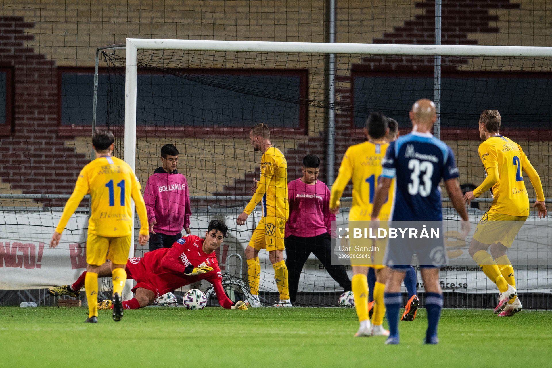 IFK Göteborg målvakt Tom Amos räddar ett skott
