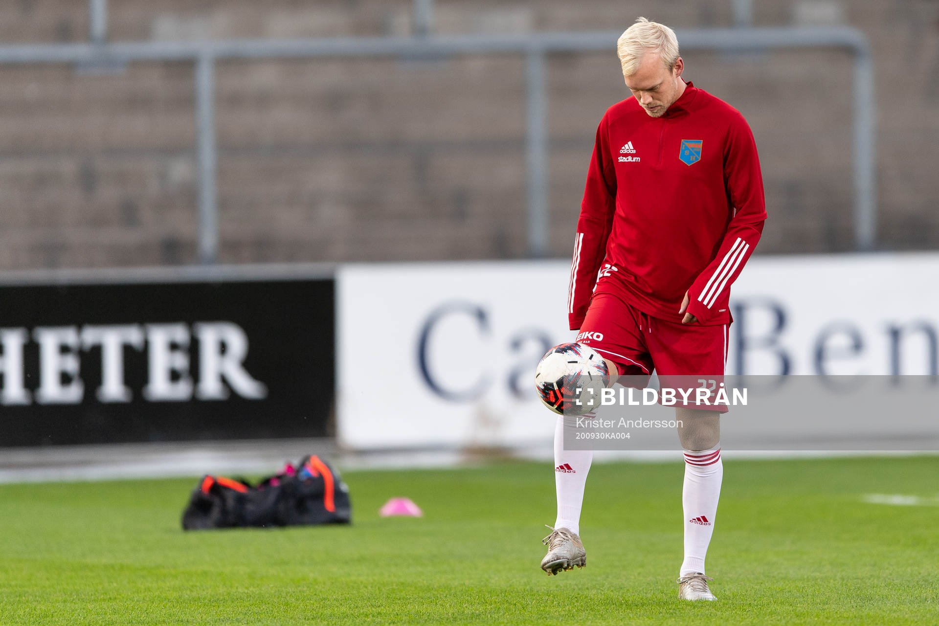 Halmias Kristoffer Thydell före fotbollsmatchen i Svenska