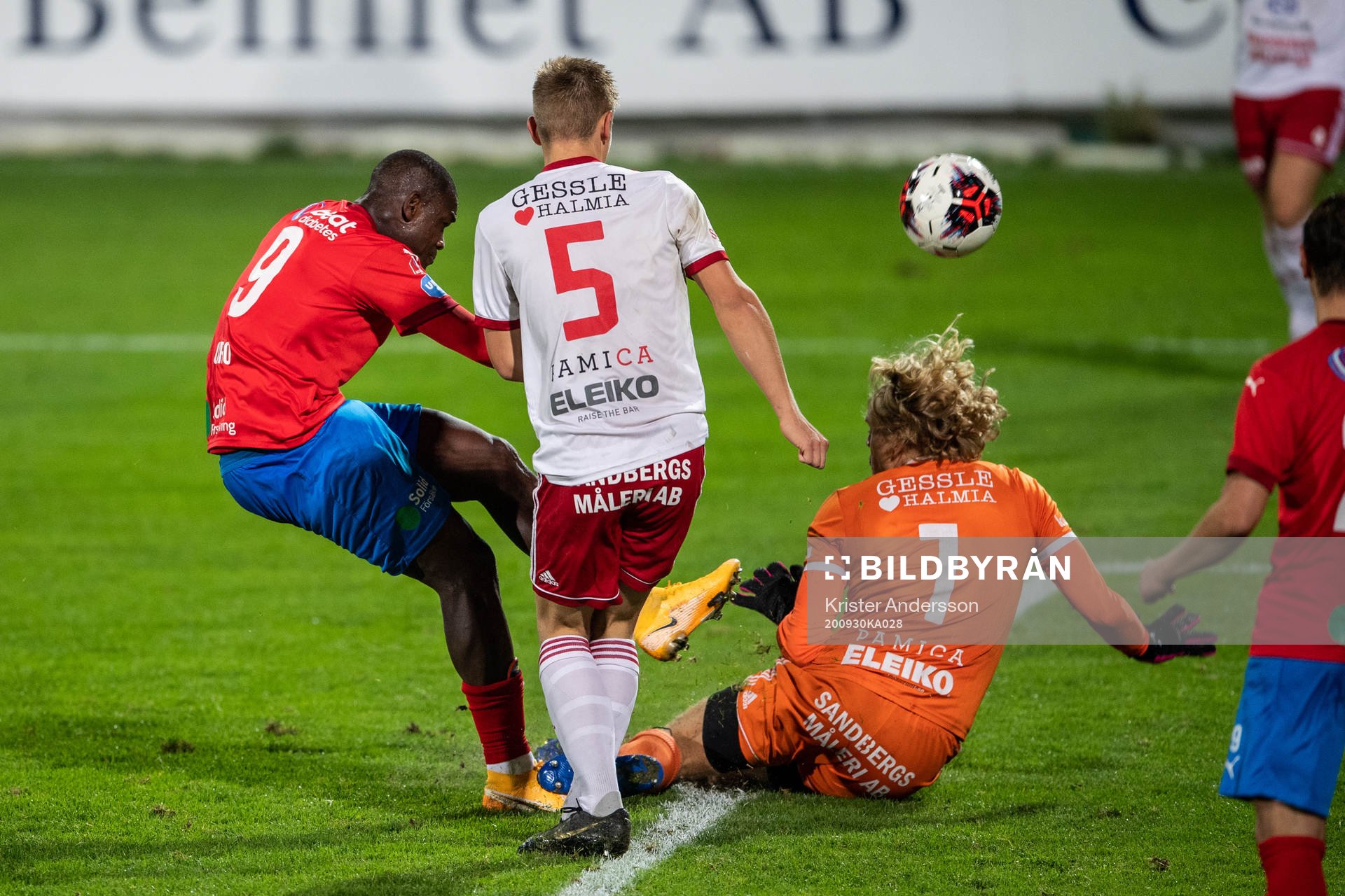 Helsingborgs Alhaji Gero och Halmias målvakt Markus Rydeberg under fotbollsmatchen i Svenska Cupen mellan Halmia och Helsingborg den 30 september 2020 i Halmstad.