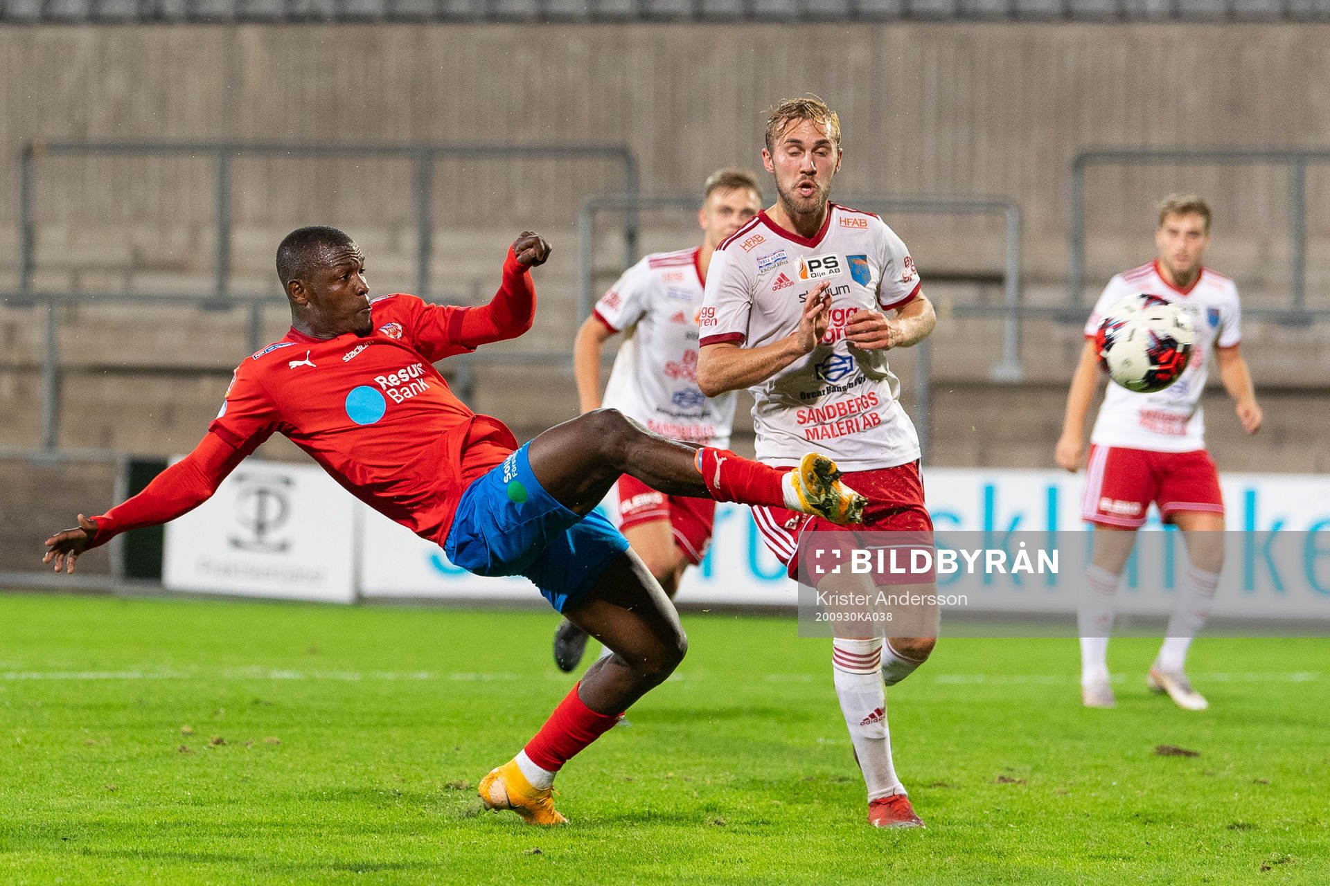 Helsingborgs Alhaji Gero och Halmias Jesper Andersson under fotbollsmatchen i Svenska Cupen mellan Halmia och Helsingborg den 30 september 2020 i Halmstad.