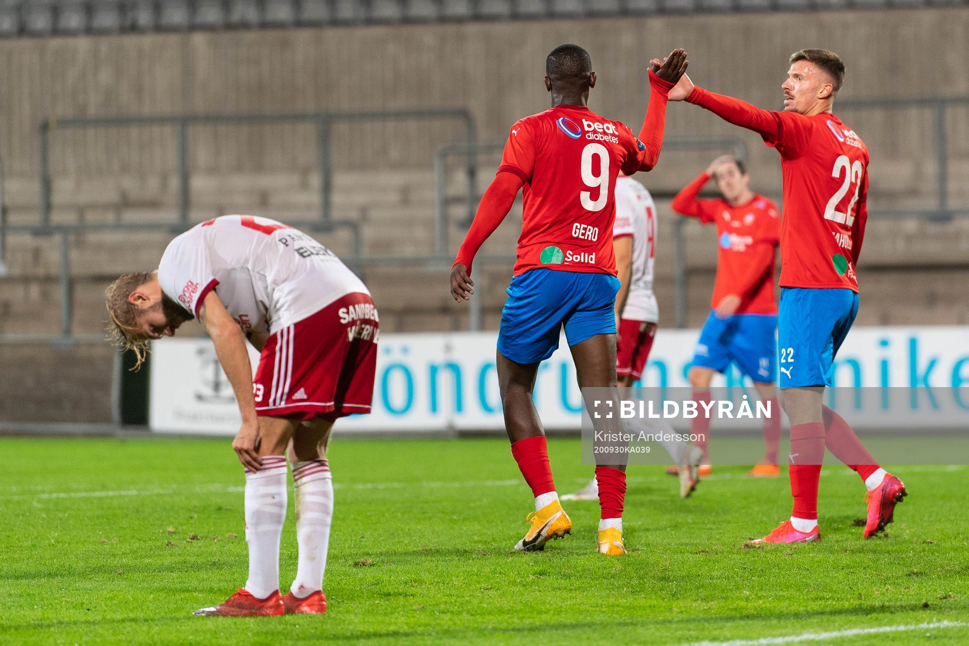 Helsingborgs Shkodran Maholli jublar med Alhaji Gero under fotbollsmatchen i Svenska Cupen mellan Halmia och Helsingborg den 30 september 2020 i Halmstad.